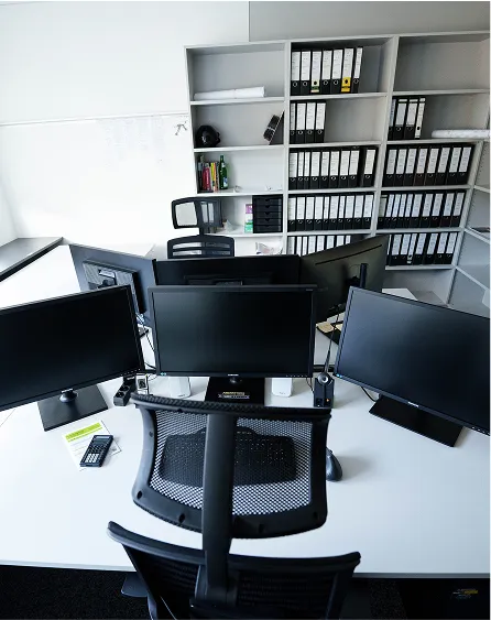 Moderner Arbeitsplatz im Ingenieurbüro Sigler Schumer Spieth mit mehreren CAD-Monitoren