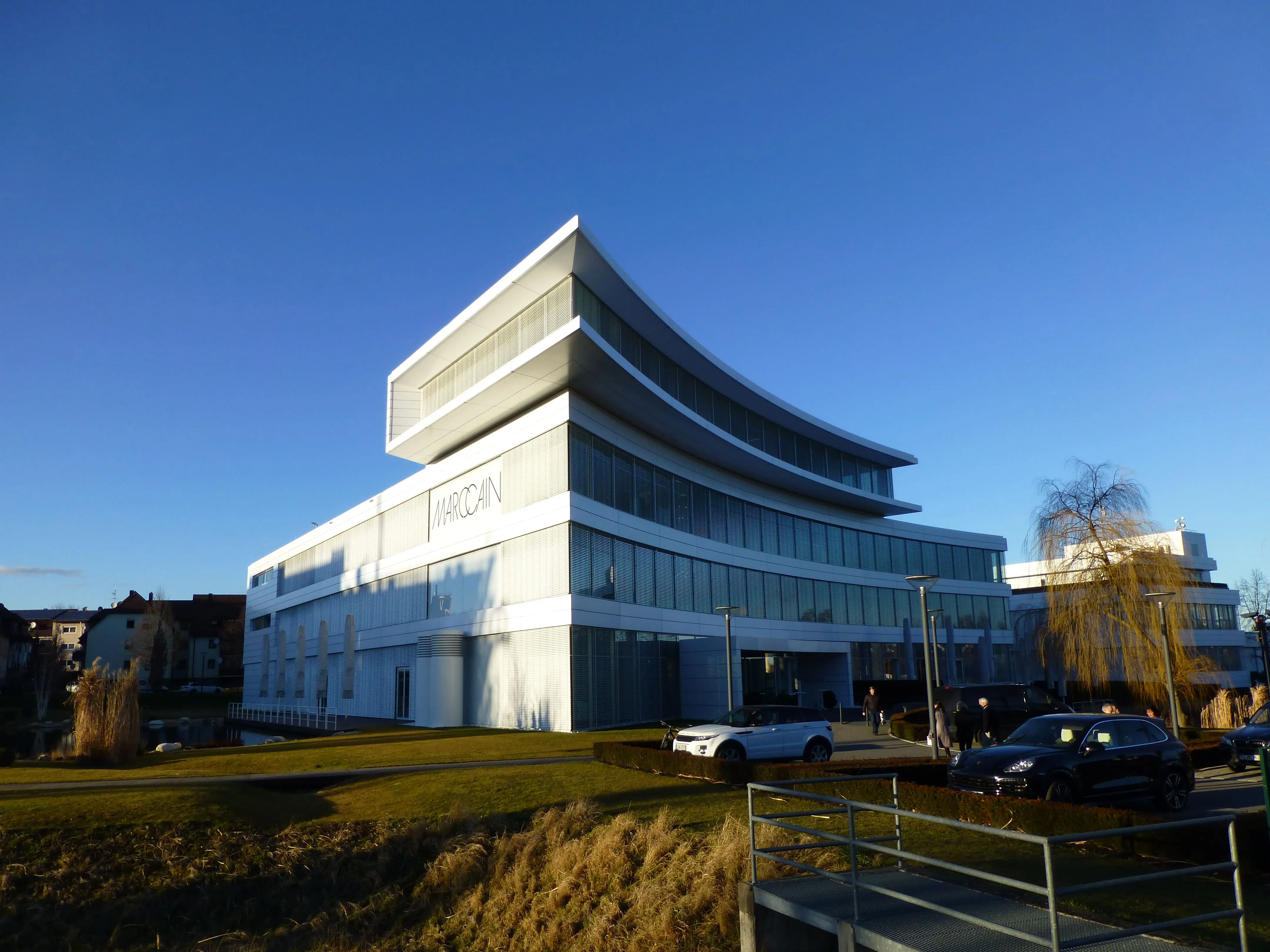 Zeitgenössisches Verwaltungsgebäude mit moderner Architektur und Ingenieurplanung durch Sigler Schumer Spieth