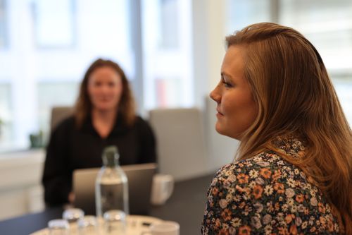 To personer på kontor