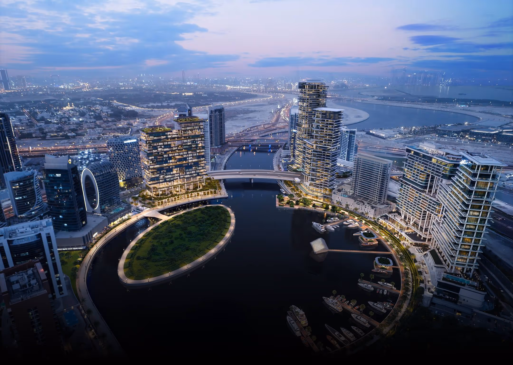 Vue aérienne d'un quartier urbain moderne au crépuscule avec gratte-ciel autour d'un canal en forme de demi-cercle et des bateaux amarrés.
