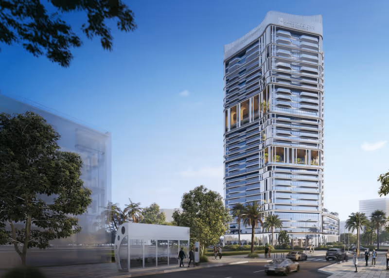 Immeuble moderne en verre de grande hauteur entouré d'arbres et de palmiers sous un ciel bleu clair avec personnes et voitures en bas.