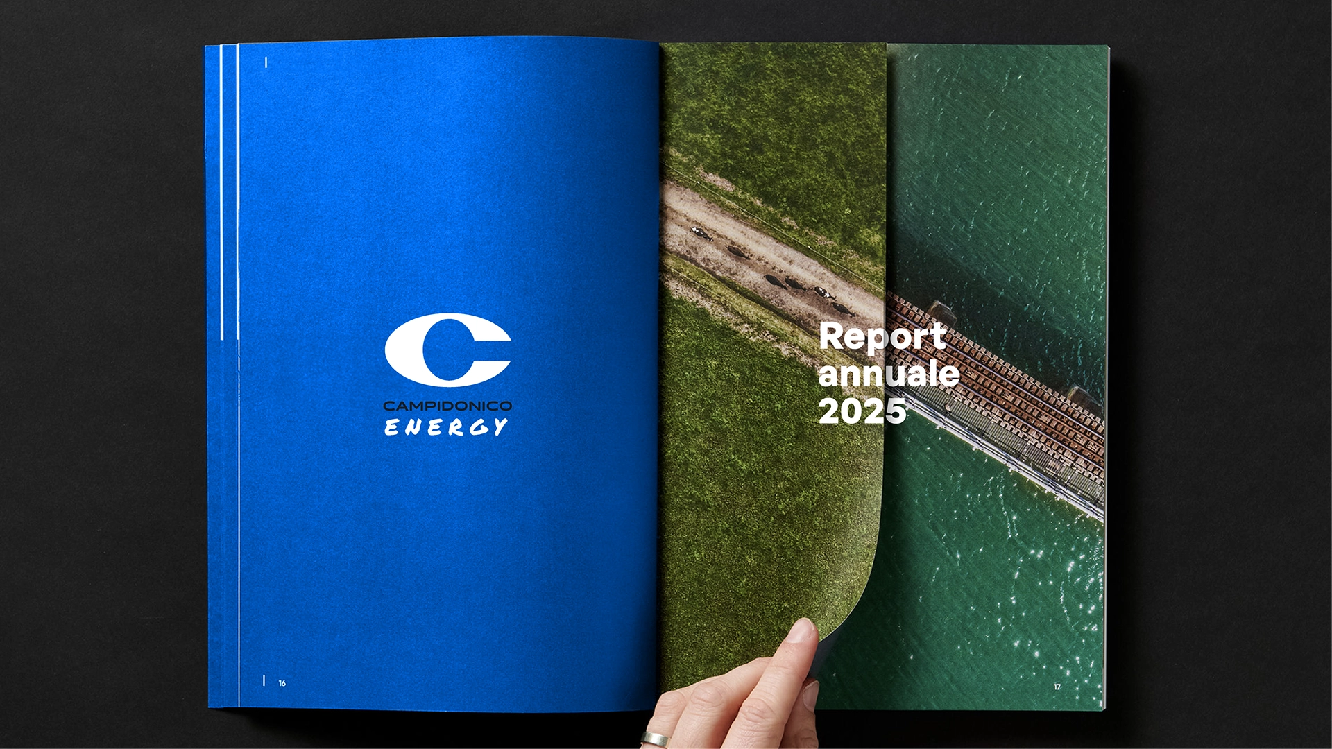 Materiali di comunicazione Campidonico Energy: report aziendale con pagina istituzionale blu con logo accanto a foto aerea di bosco e strada, immagine che unisce natura, territorio ed energia, progetto visivo curato da Digistart.