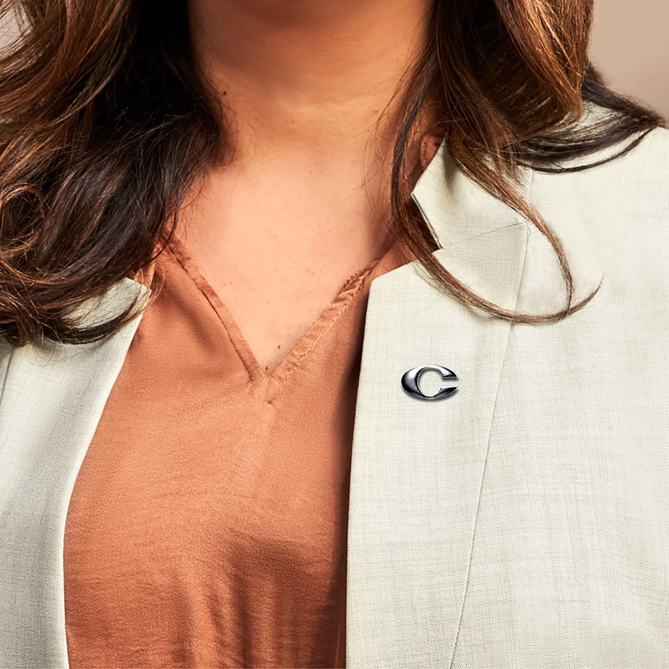 : Dettaglio di abbigliamento brandizzato Campidonico Energy: primo piano su camicia o giacca con logo ricamato sul petto, elemento di corporate image sviluppato da Digistart.