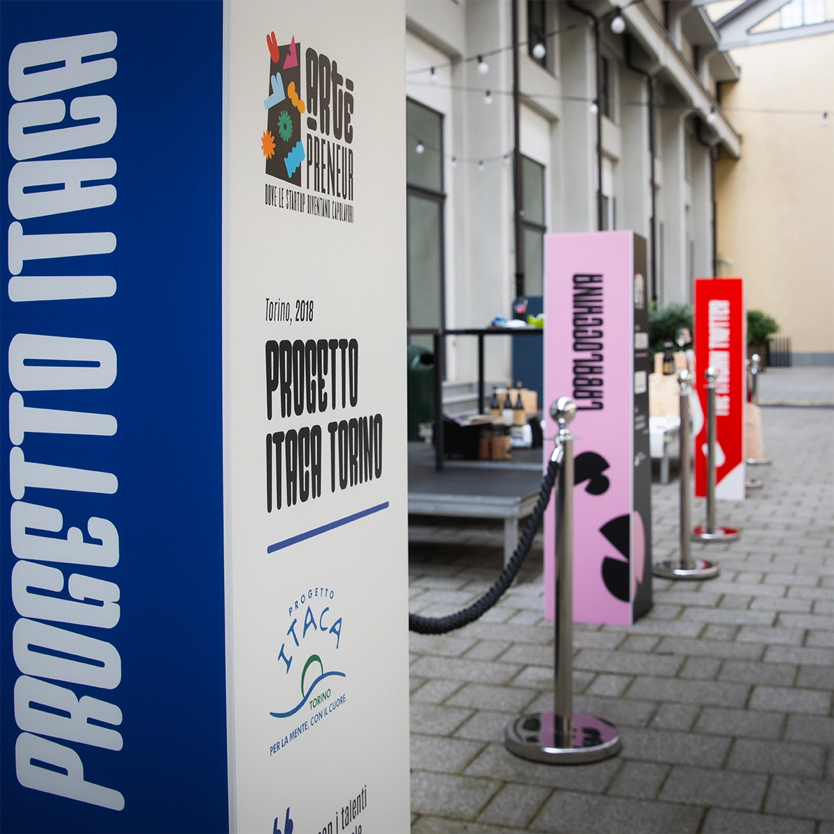 Allestimento per l’evento Artepreneur di Réseau Entreprendre: totem e segnaletica verticale colorata nell’area esterna, progettati da Digistart per guidare i partecipanti e rendere riconoscibile l’identità visiva dell’evento.