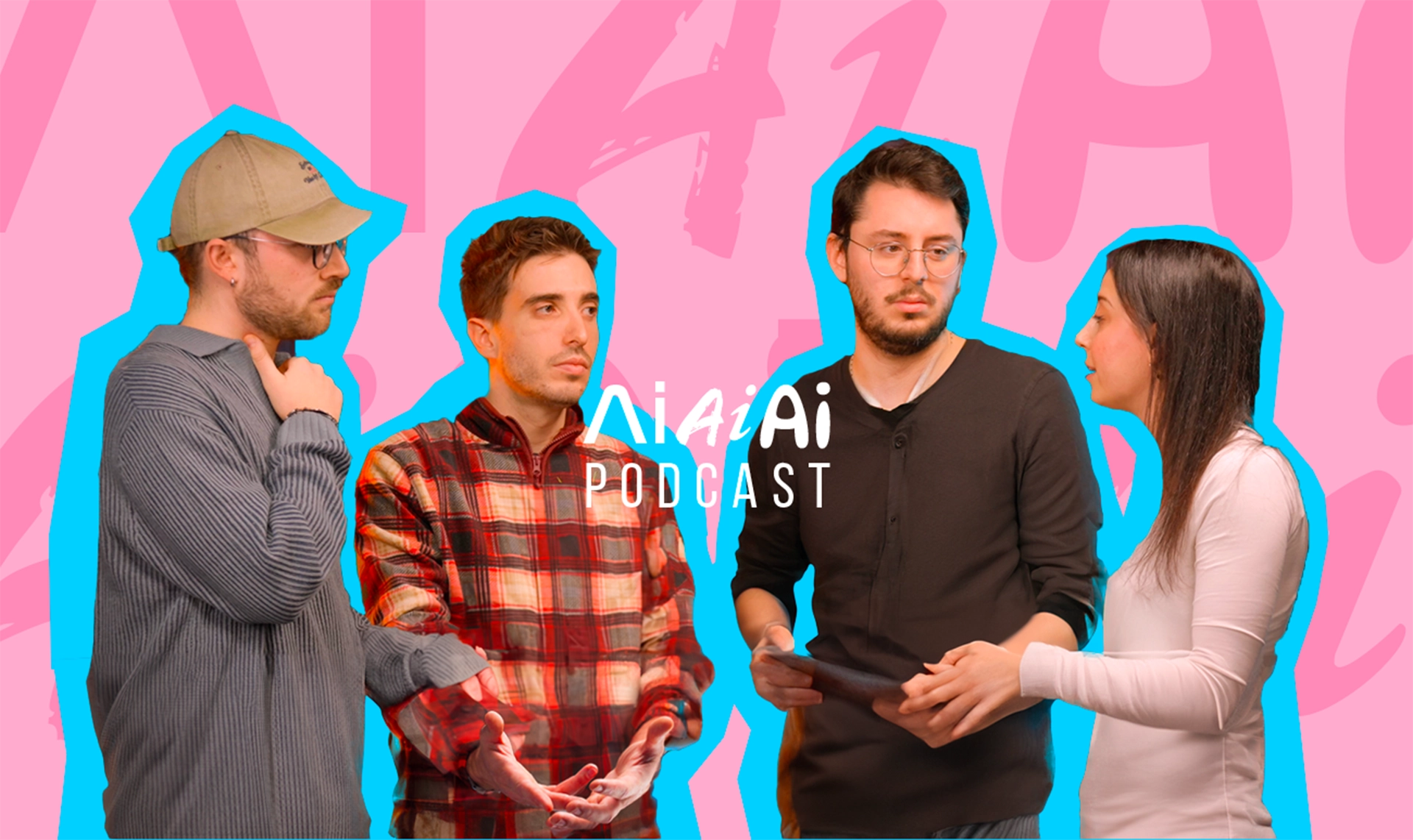 Set del podcast AIAIAI per Università di Torino: quattro ragazzi durante la registrazione del podcast AiAiAi, in dialogo su sfondo pop rosa e azzurro. Cover del format ideato e prodotto da Digistart.