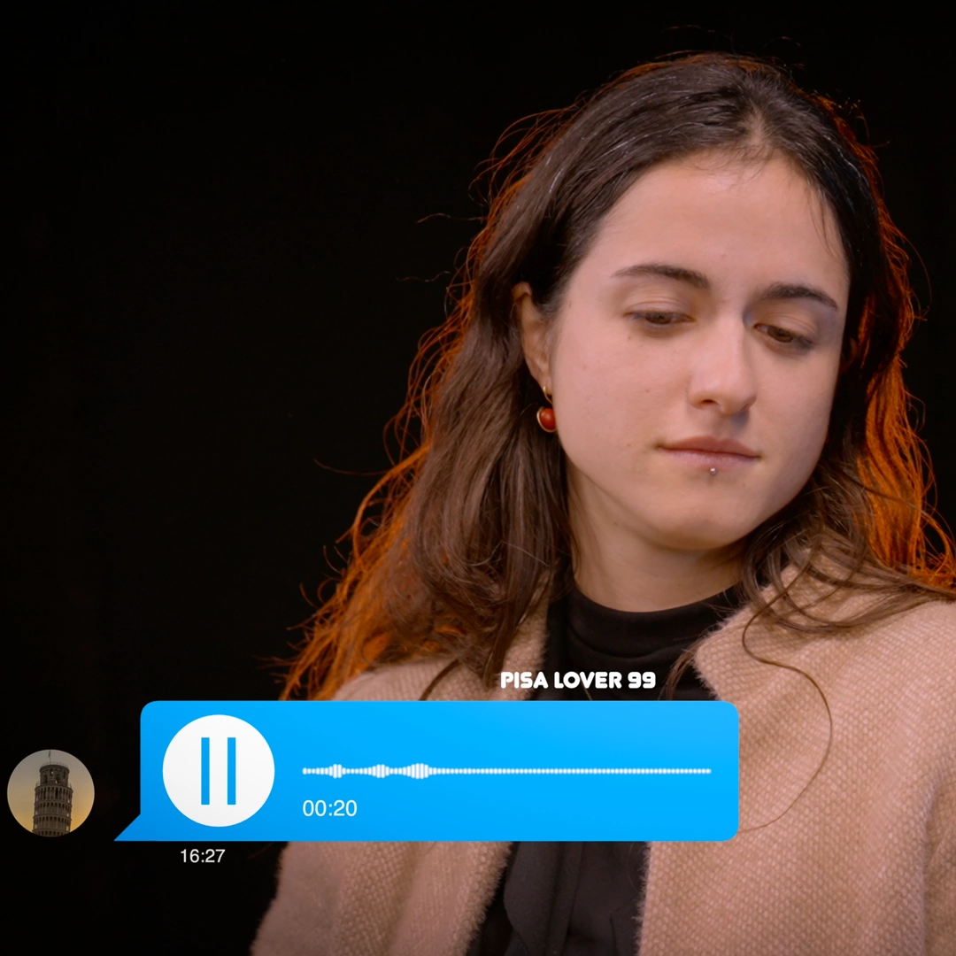 Primo piano di un’ospite del podcast AIAIAI per Università di Torino, in ascolto di un messaggio audio mostrato sullo schermo, all’interno di una puntata dedicata all’intelligenza artificiale, produzione Digistart.