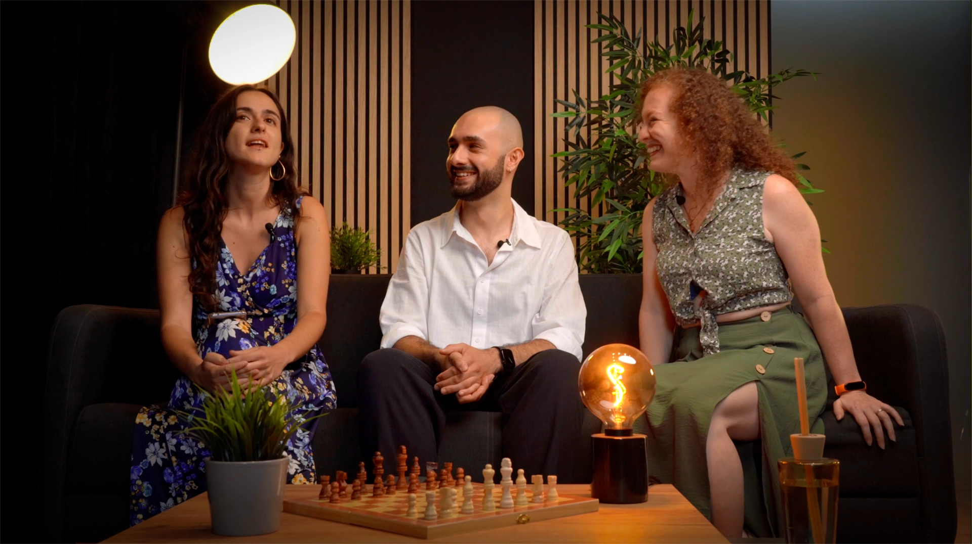 Backstage registrazione podcast per Università di Torino (UniTo): tre giovani ospiti seduti sul set parlano e sorridono durante le riprese, produzione video e podcast a cura di Digistart, agenzia creativa a Torino.