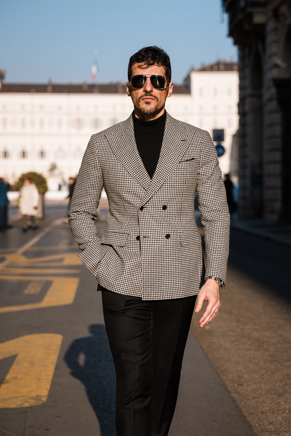 Ritratto street style per Zeolla, atelier di moda maschile a Torino: uomo che cammina in centro città indossando una giacca doppiopetto sartoriale, scatto fotografico realizzato da Digistart per valorizzare lo stile del brand.