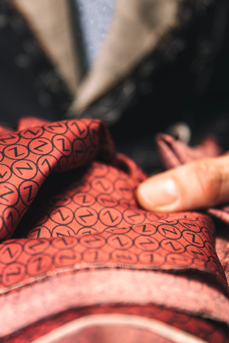 Dettaglio del tessuto con monogramma Zeolla per giacca sartoriale: primo piano sulla fodera personalizzata dell’atelier di moda maschile, fotografia realizzata da Digistart.