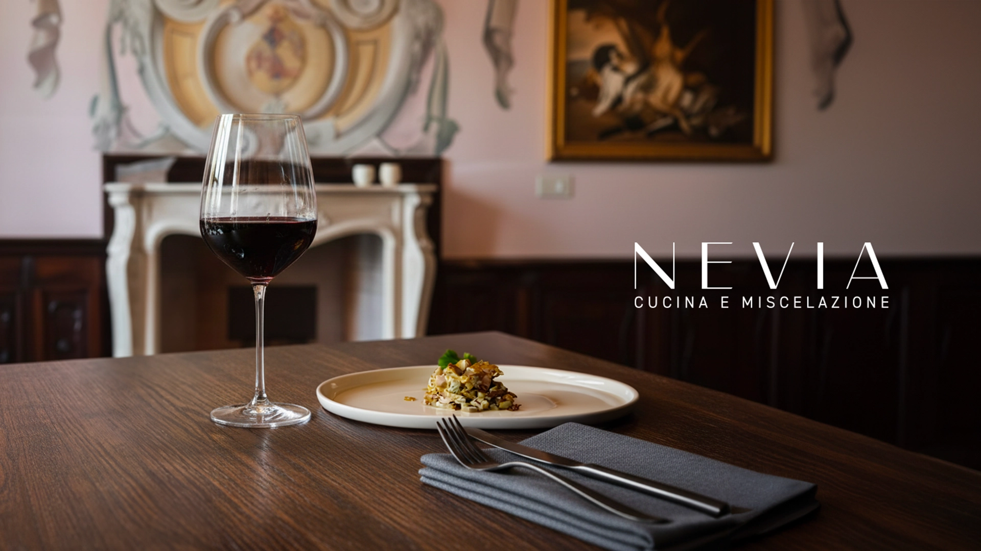 Brand identity e storytelling visivo per Nevia: scatto still life elegante con calice di vino, piatto gourmet e mise en place su tavolo in legno all’interno della villa storica di Villarbasse, progetto di design e comunicazione curato da Digistart, agenzia creativa a Torino.