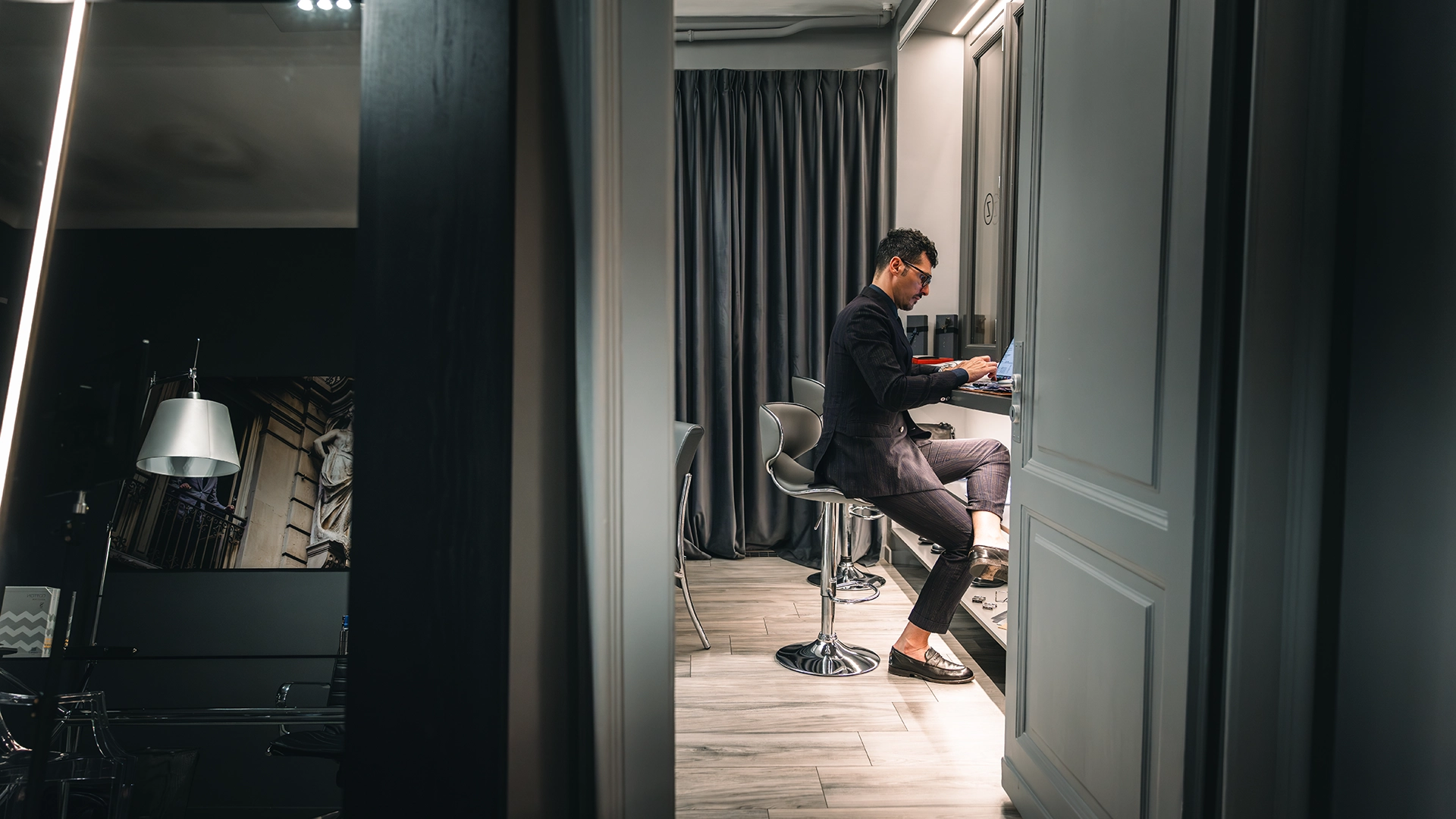 Progetto di comunicazione digitale per Zeolla, atelier di moda maschile: ritratto ambientato del sarto al lavoro nella sua boutique, tra tessuti, illuminazione soft e dettagli sartoriali. Storytelling visivo e produzione fotografica realizzati da Digistart, agenzia creativa a Torino.