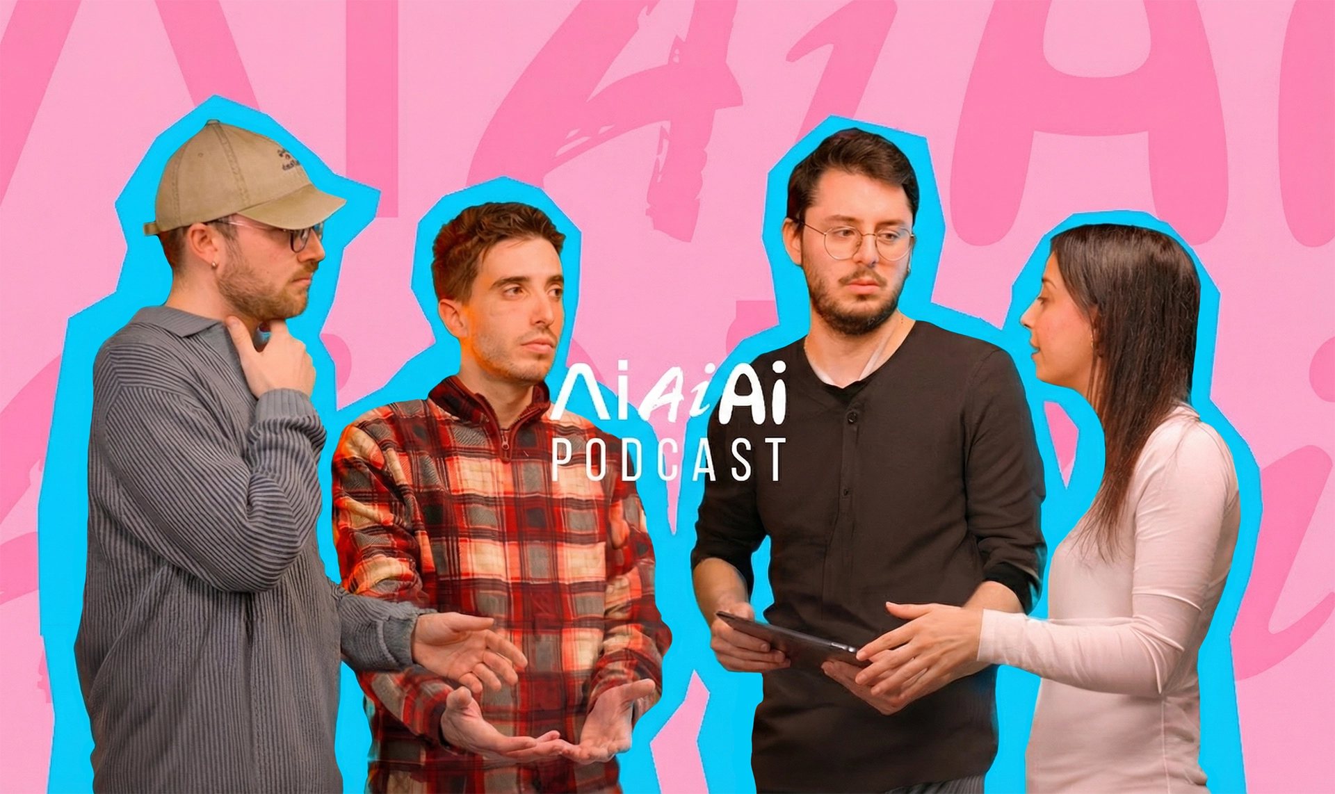 Set del podcast AIAIAI per Università di Torino: quattro ragazzi durante la registrazione del podcast AiAiAi, in dialogo su sfondo pop rosa e azzurro. Cover del format ideato e prodotto da Digistart.