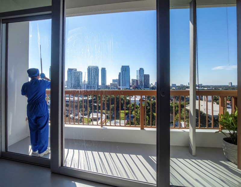 a window cleaner in an orlando apartment cleaning windows