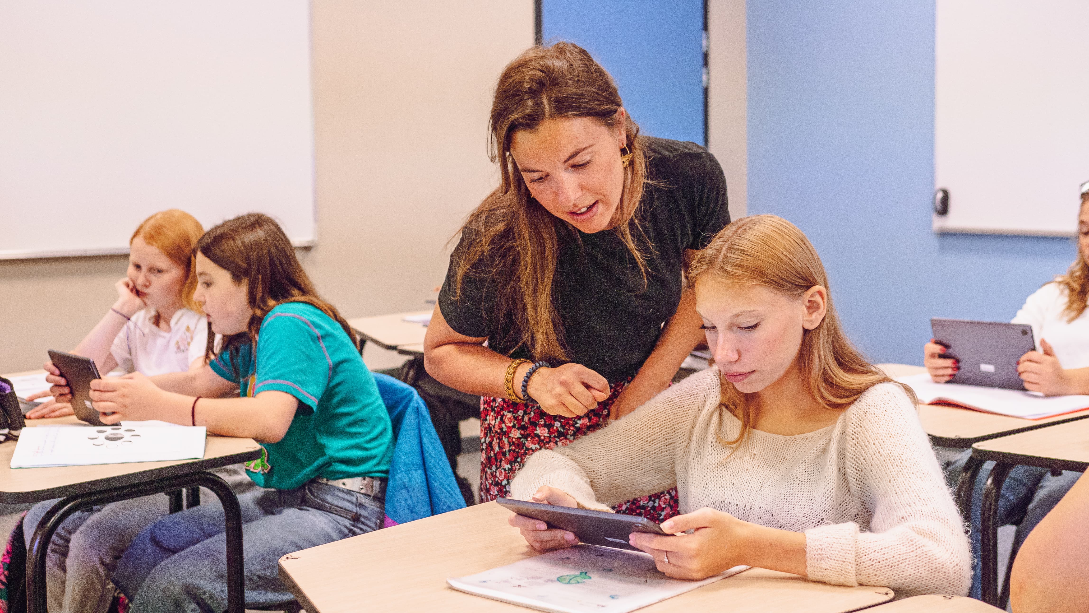 Claro 😊 A tradução para o francês fica:  Image d’une enseignante et d’une élève utilisant Cantoo Scribe