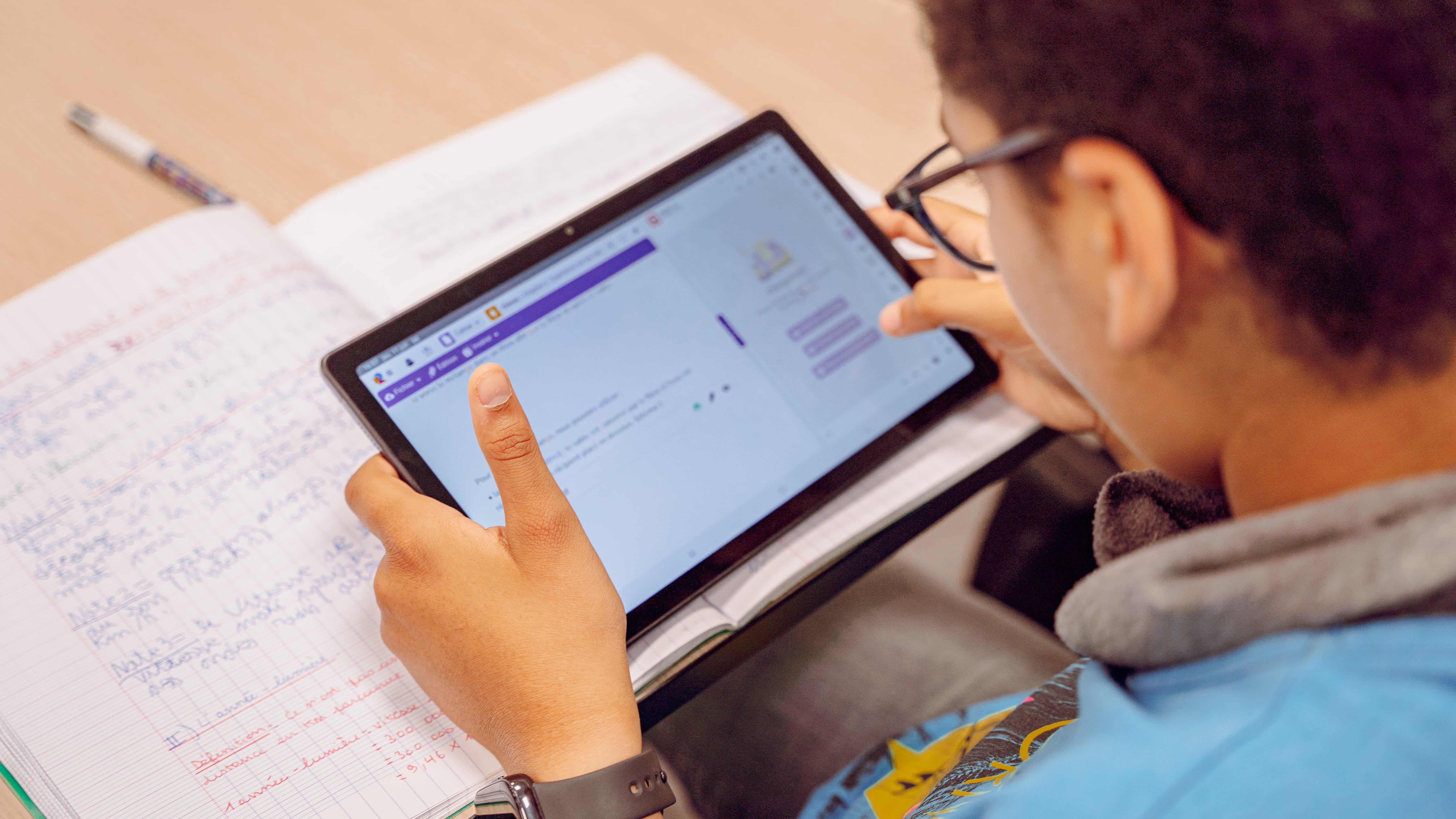Un élève utilisant l’outil Cantoo Scribe sur une tablette