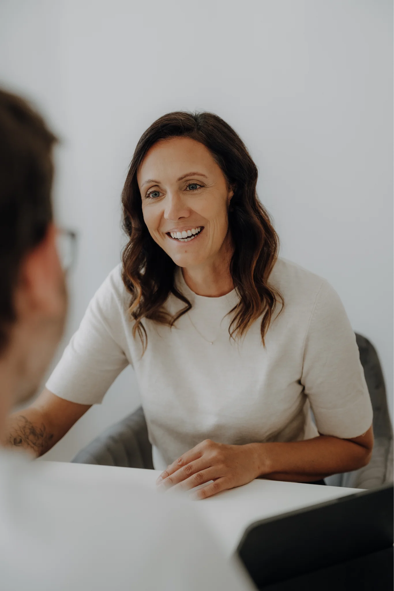 Diätologin Johanna Feichtl ist im Gespräch mit einer Person.