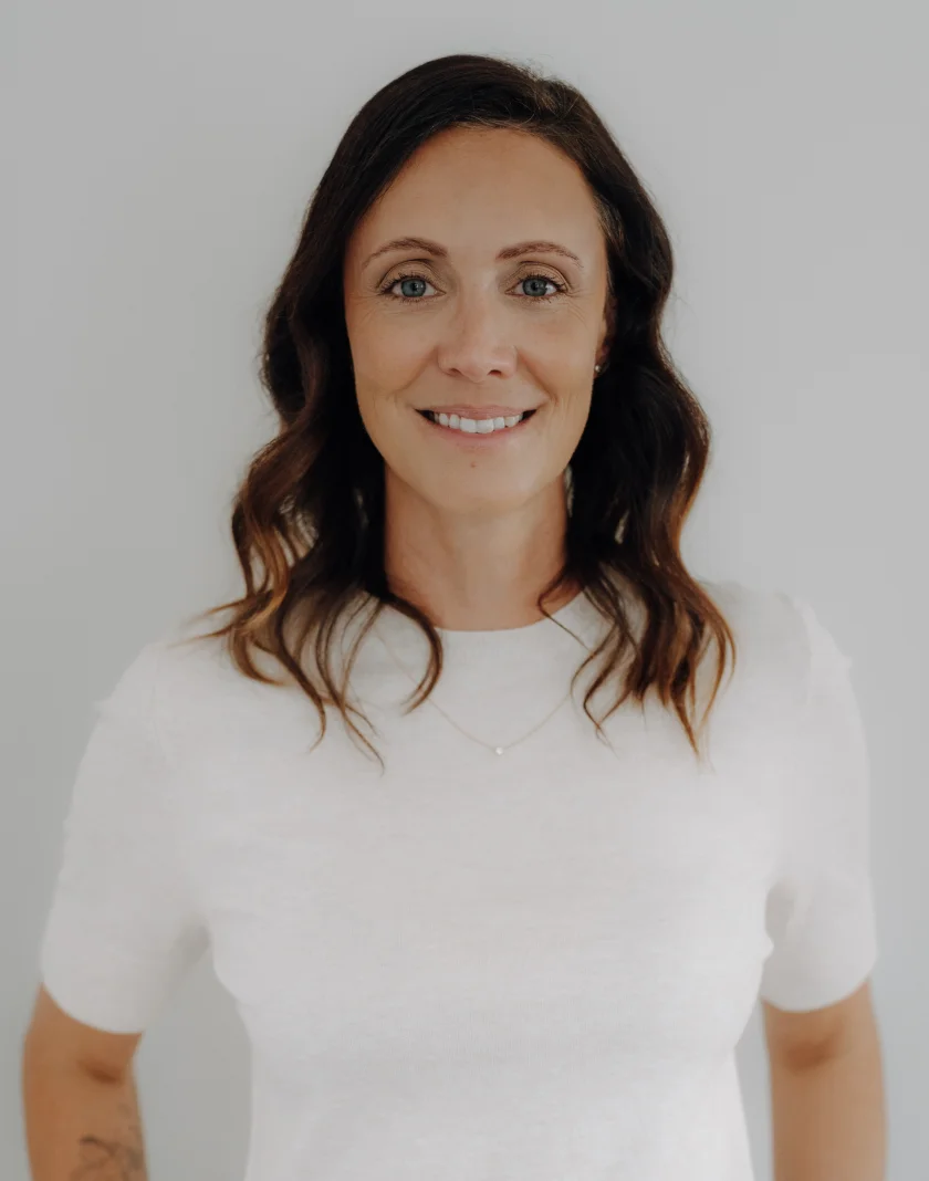 Diätologin Johanna Feichtl steht lächelnd vor einem hellen Hintergrund.