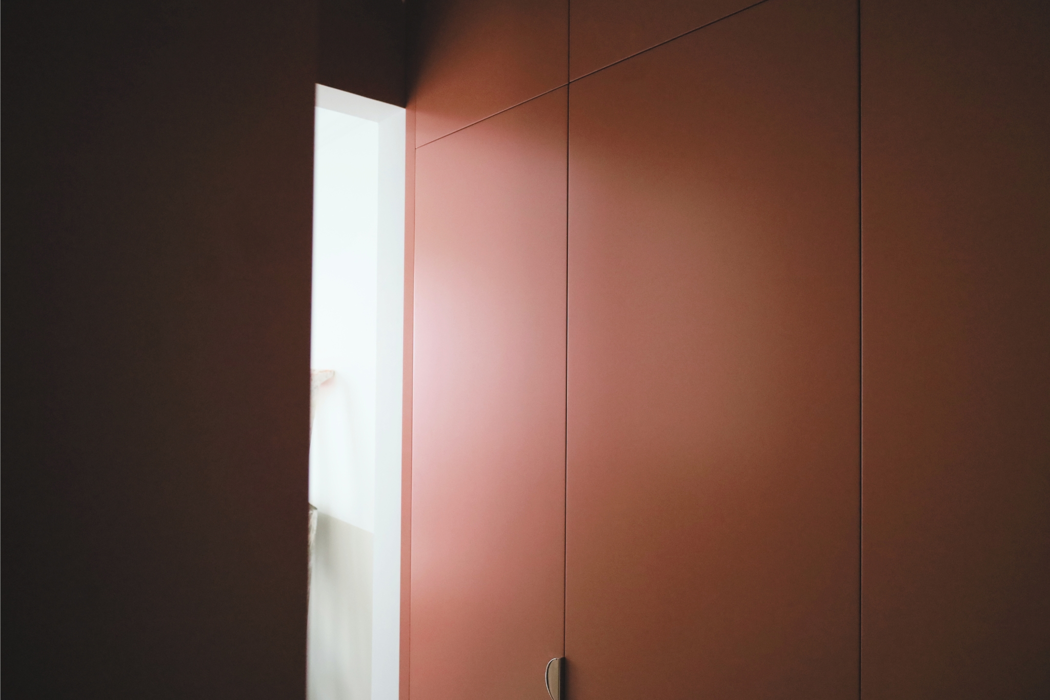 Placard sur mesure dans un couloir d'un appartement parisien.