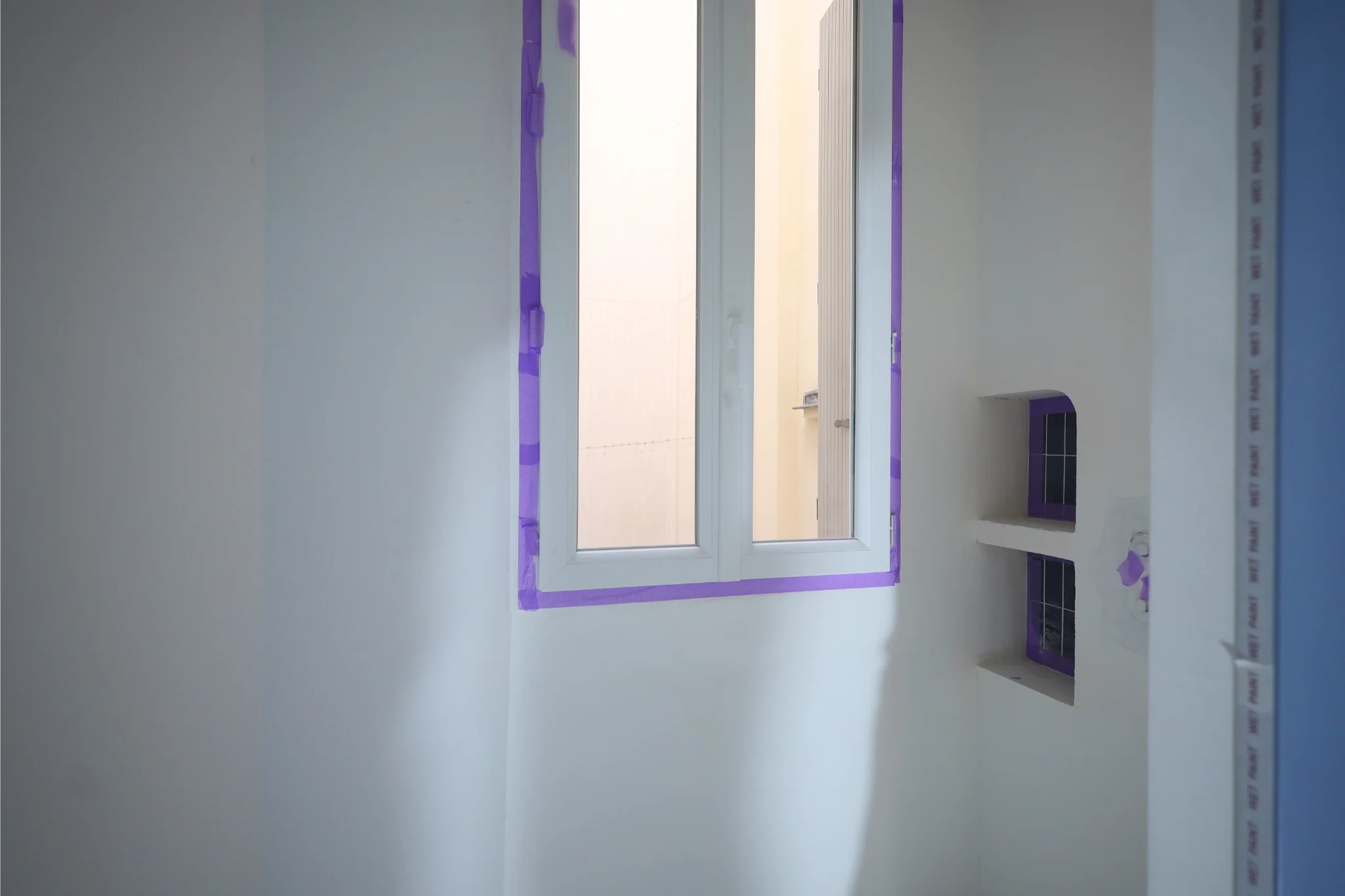 Travail de préparation d'une salle de bain avant l'application de béton ciré dans un appartement à Paris.