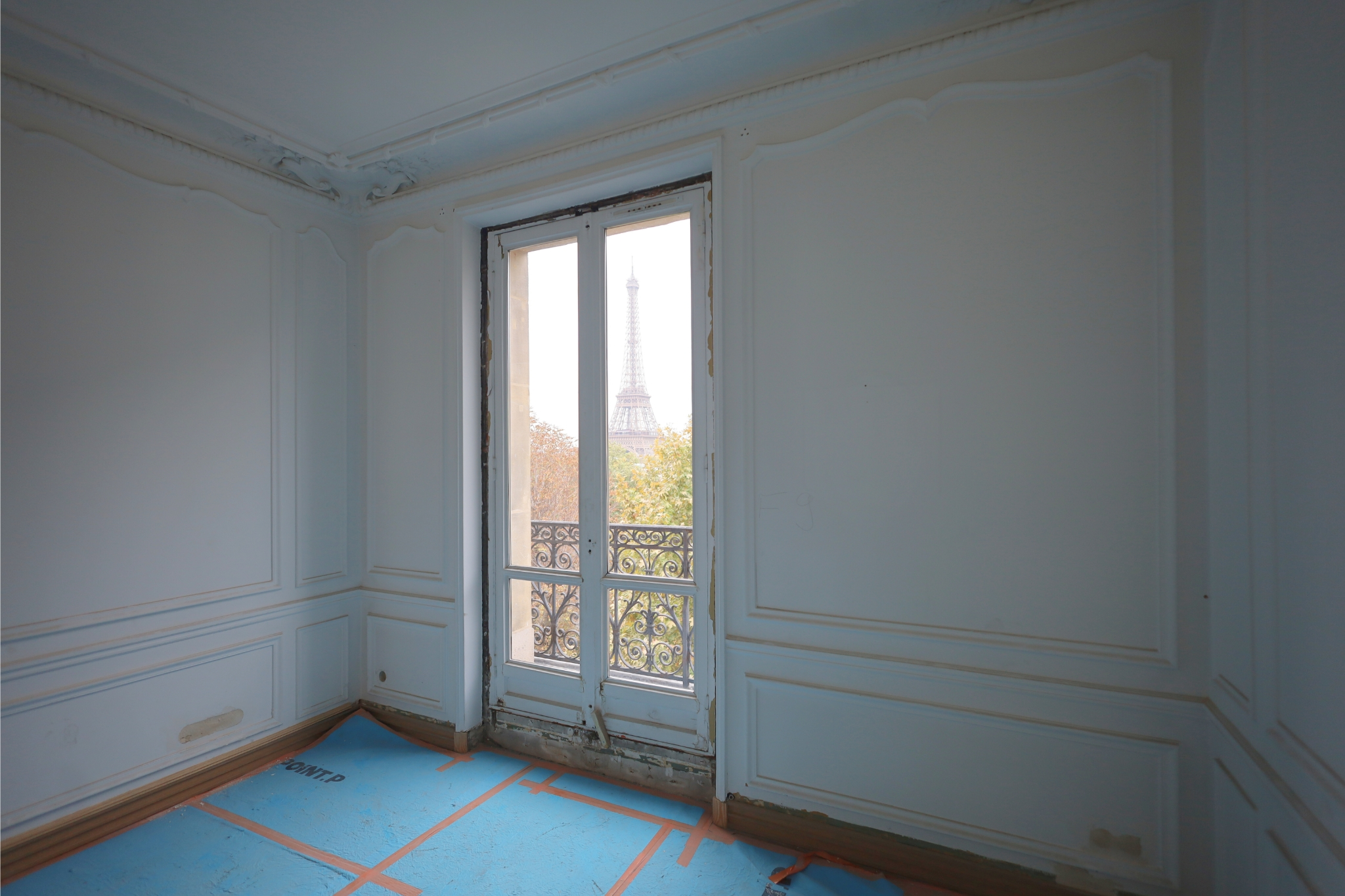 Appartement haussmannien en rénovation avec une vue sur la Tour Eiffel à Paris (75).