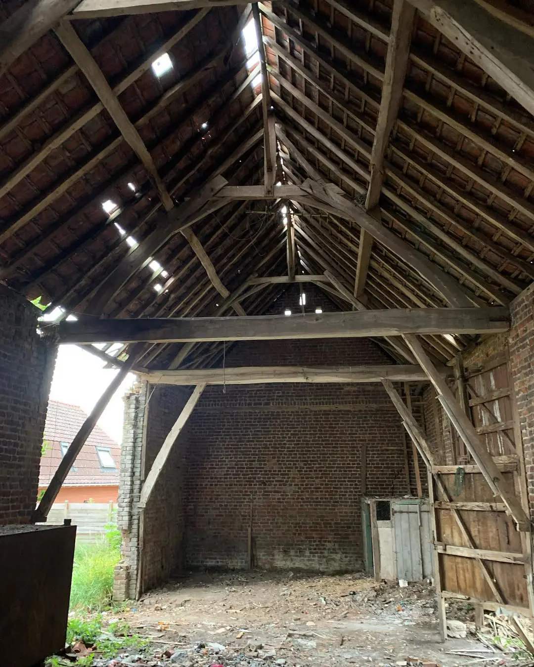 Charpente dans un mauvais état dans une grange à Lille.