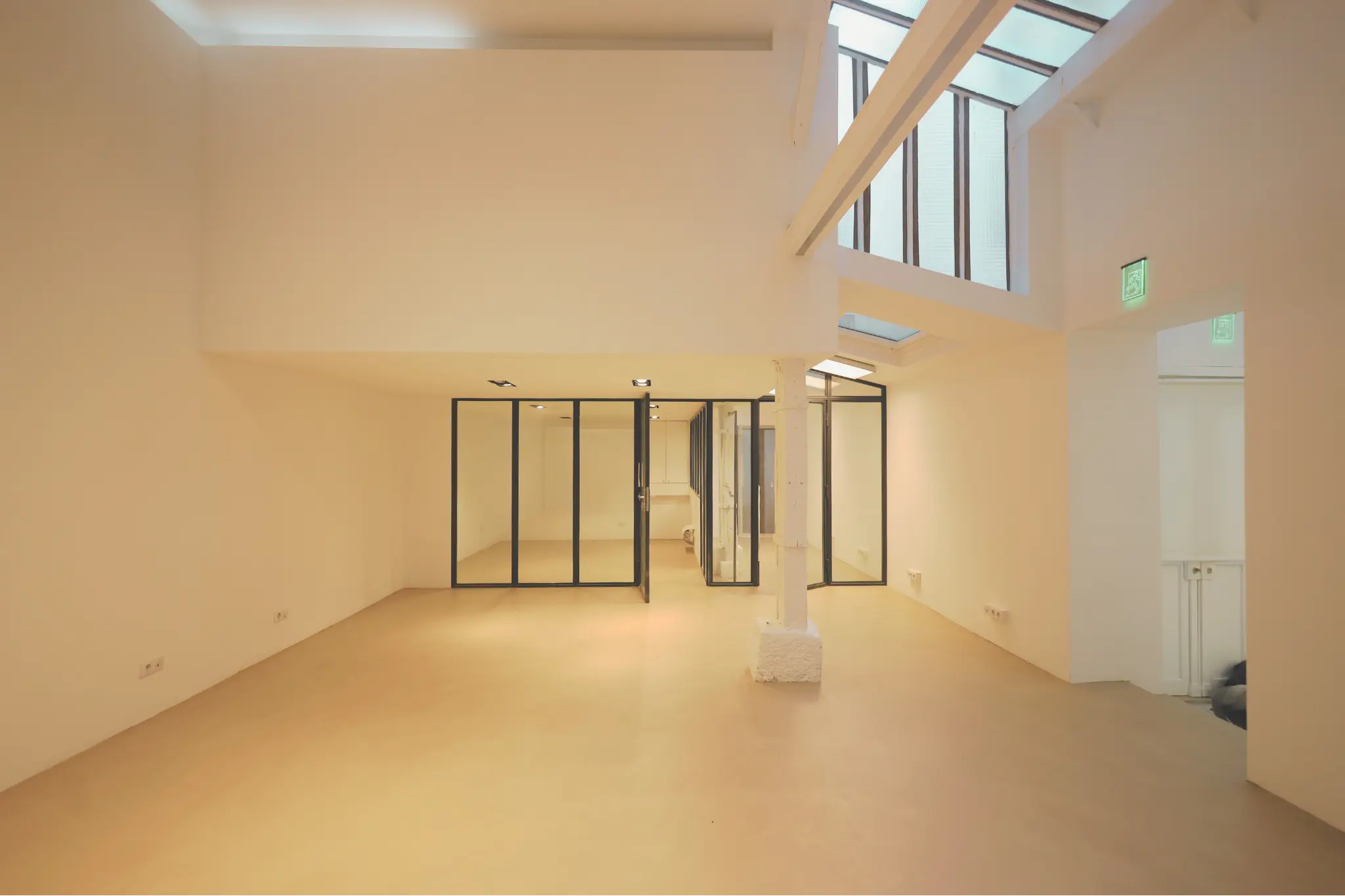 Rénovation complète d'une salle de bain avec du béton ciré posé par un artisan poseur certifié AdLucem. 