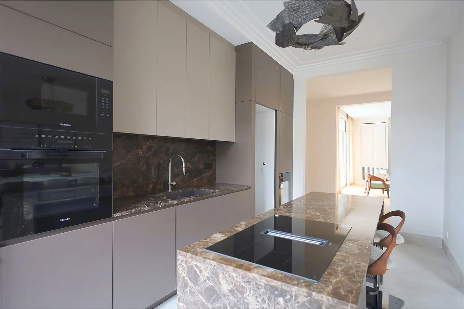 Cuisine rénovée par Brokkr, entreprise de rénovation à Paris. 