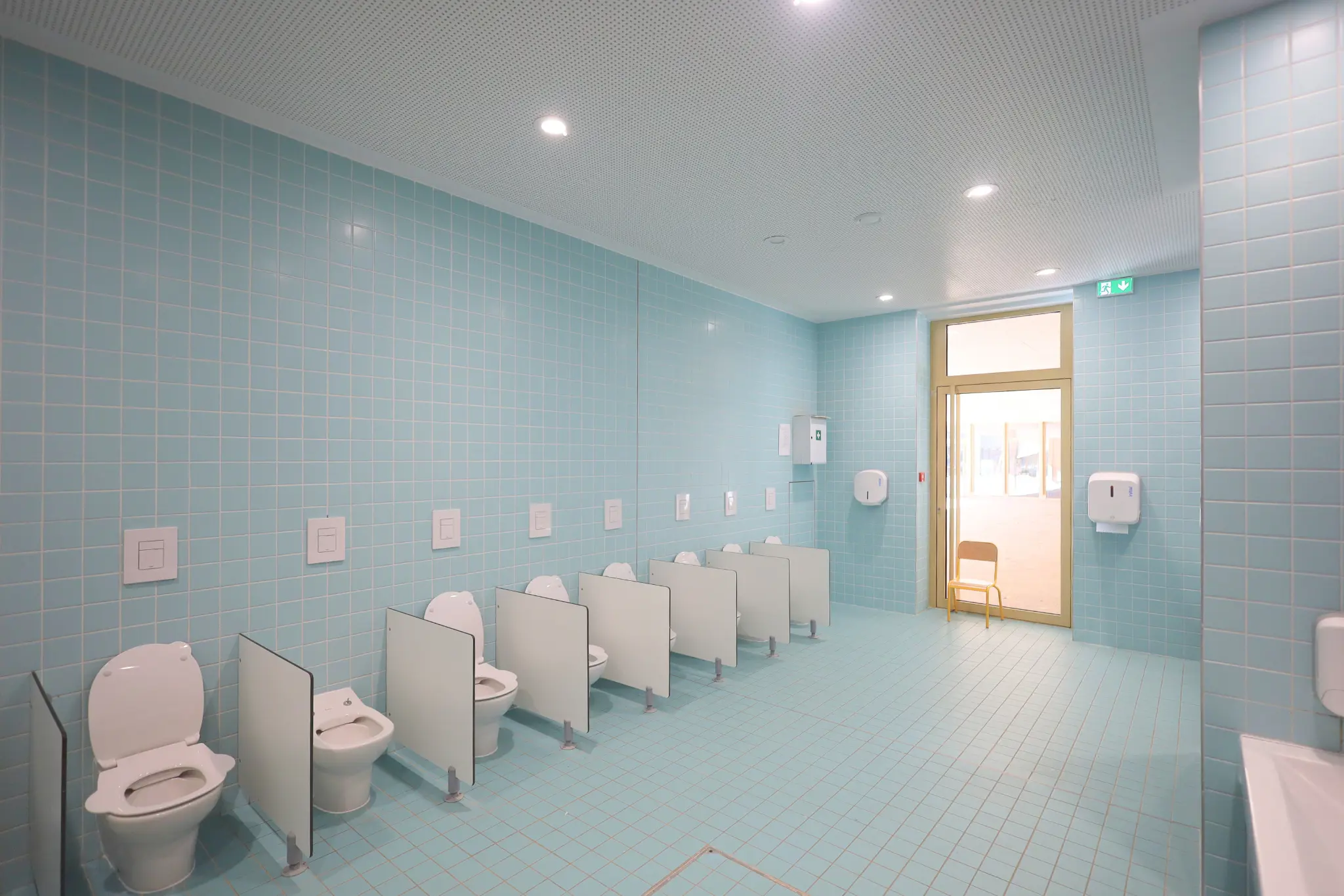 Rénovation de sanitaires PMR par Brokkr, entreprise de rénovation TCE. 