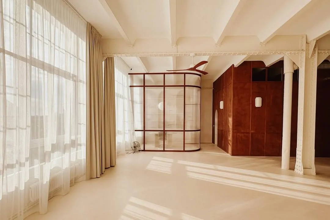 Pose de béton ciré beige dans un studio de 160 m² à Ivry-sur-Seine