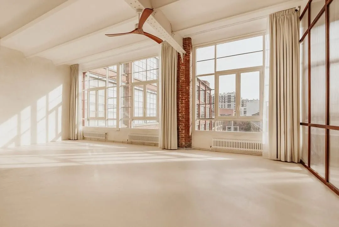 Rendu d'un béton ciré a sol posé par un artisan poseur certifié béton ciré.