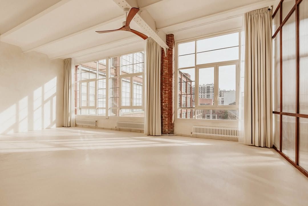 Application du primaire d’accroche avant béton ciré dans un studio photo à Ivry-sur-Seine