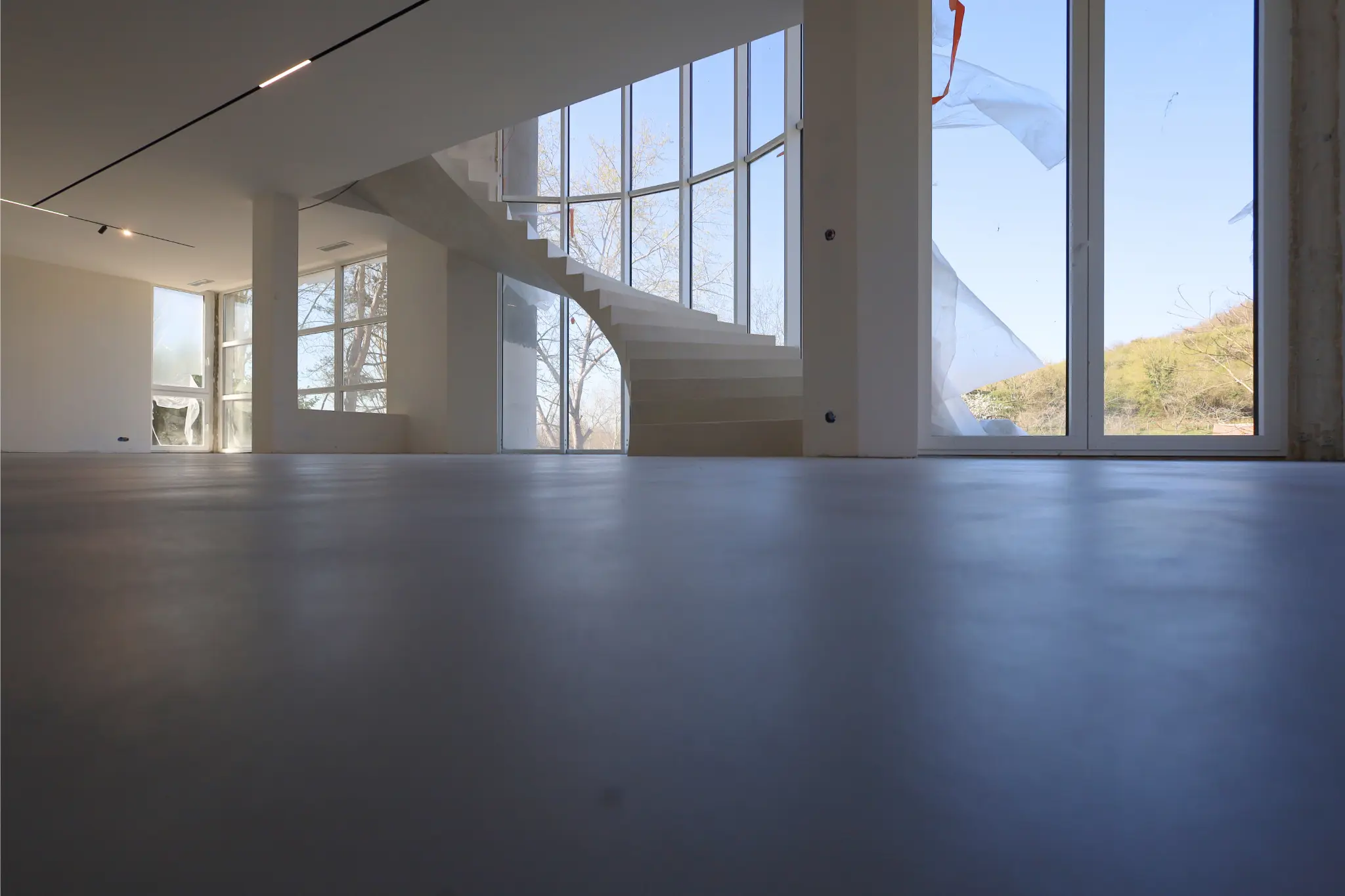 Rénovation d'une villa dans les Yvelines avec application de béton ciré au sol.