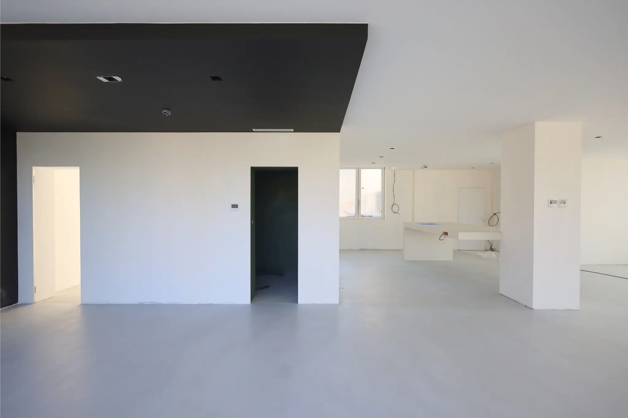 Sol en béton ciré lisse avec finition satinée