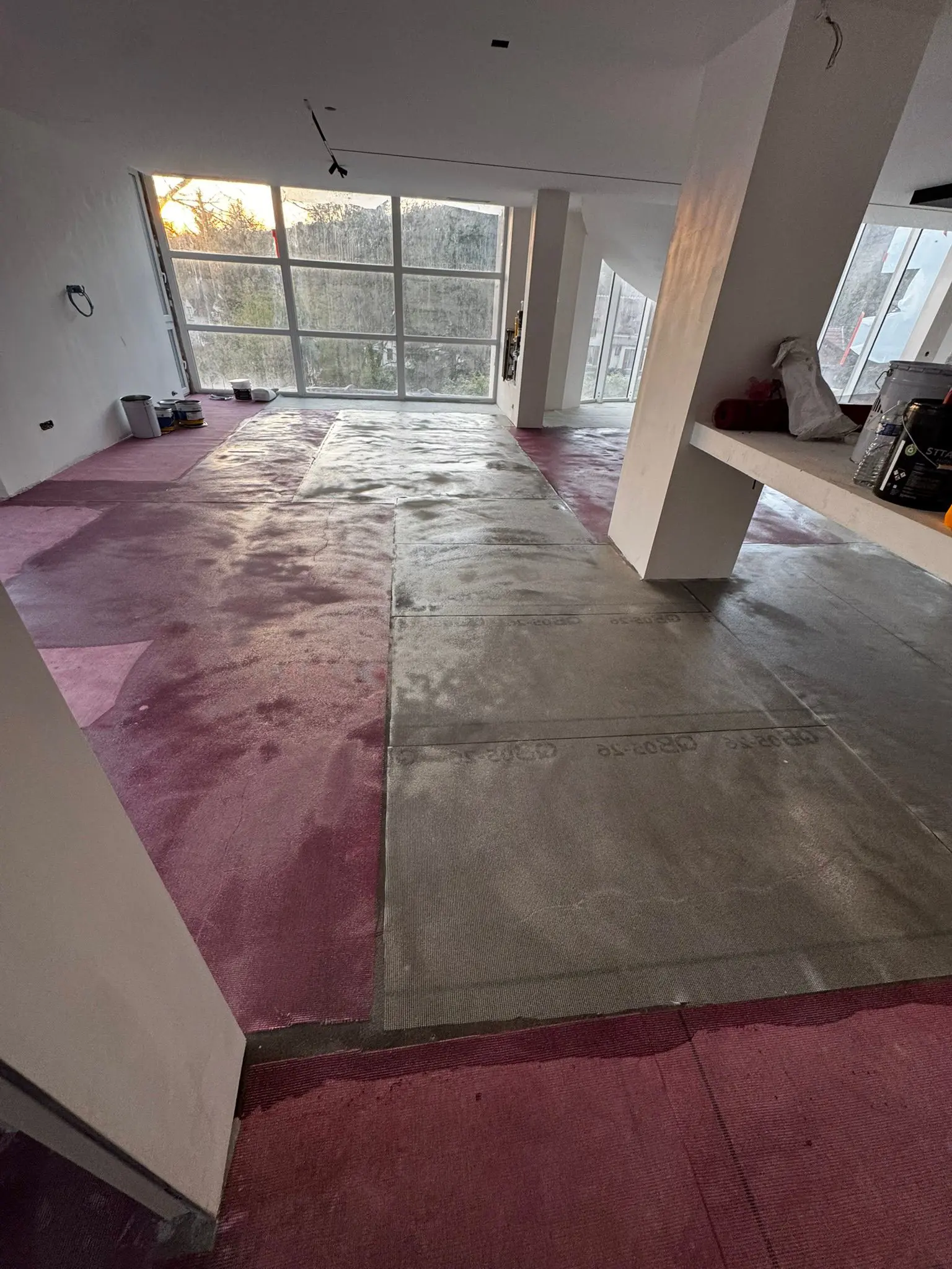 Sol brut du rez-de-chaussée d’une villa des Yvelines avant la pose du béton ciré par un artisan