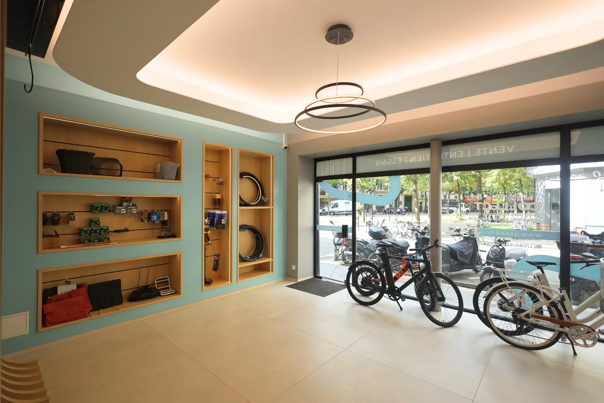 Rénovation complète d'un magasin de vélo électrique à Paris 14ème, mené par Brokkr pour les travaux.