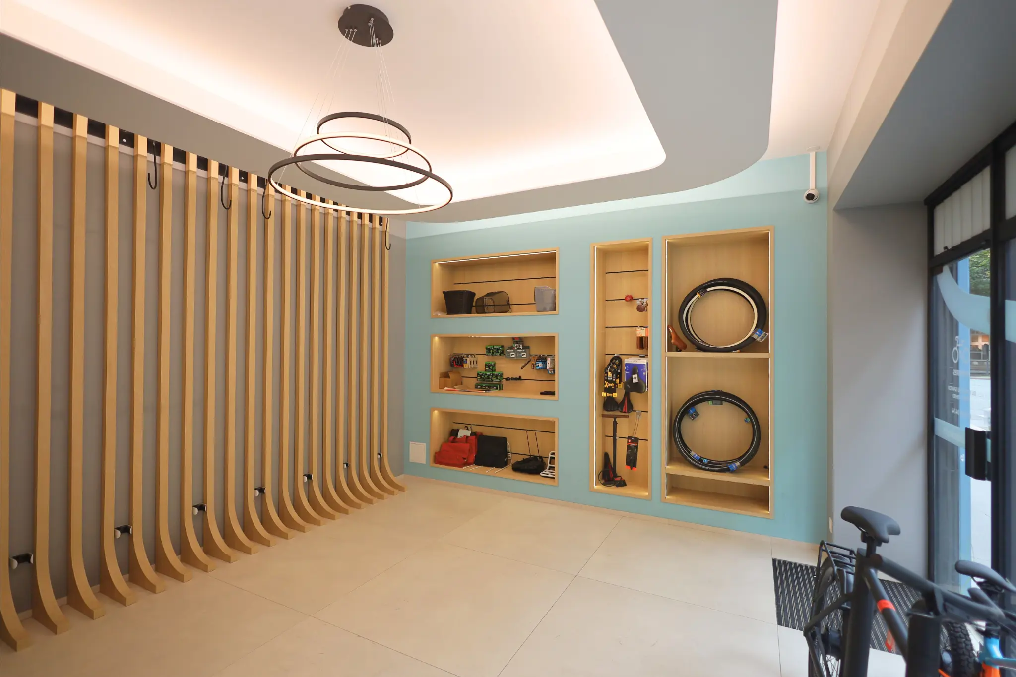 Espace commercial moderne et lumineux après rénovation complète du local