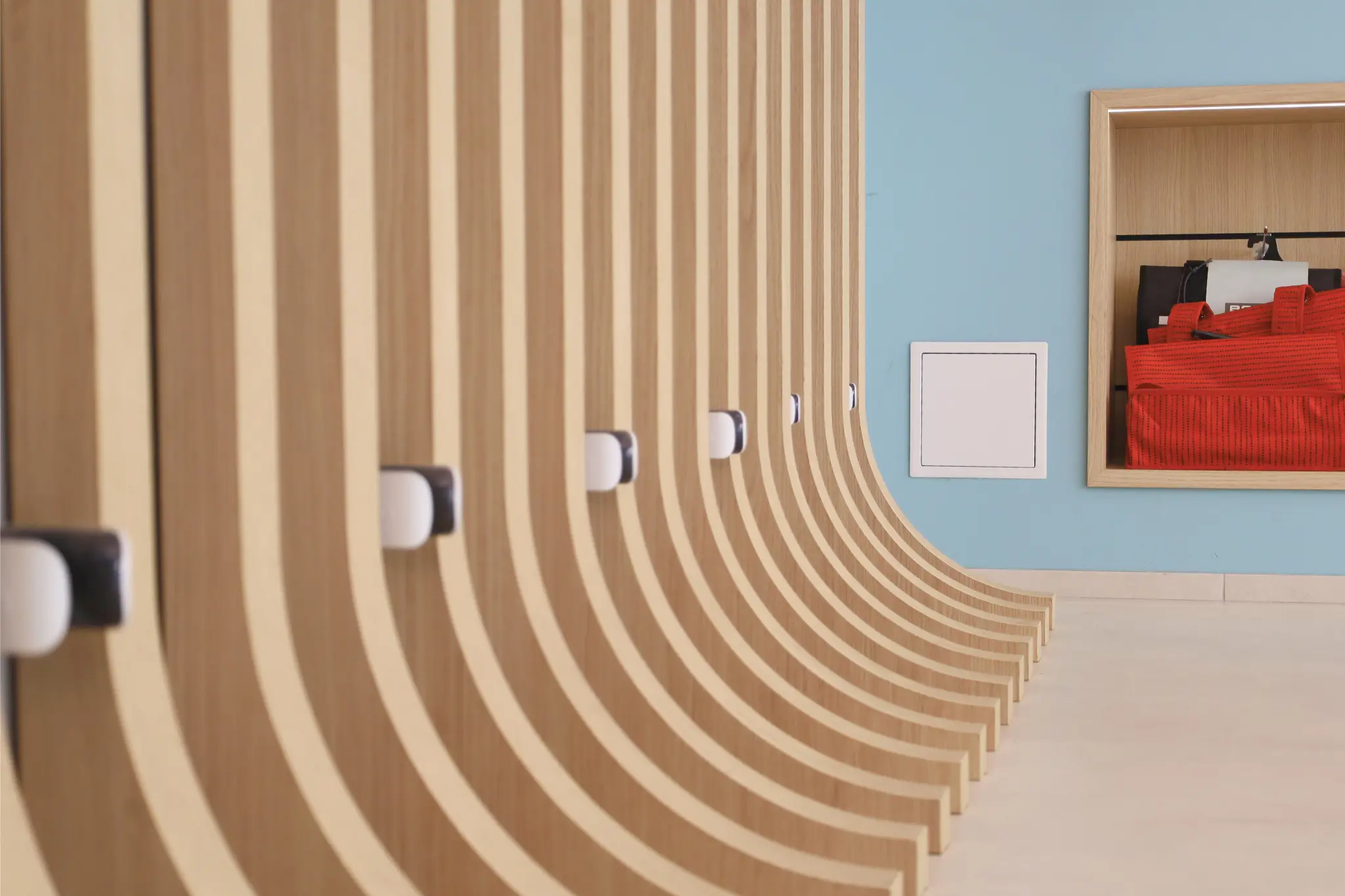 Espace commercial moderne et lumineux après rénovation complète du local