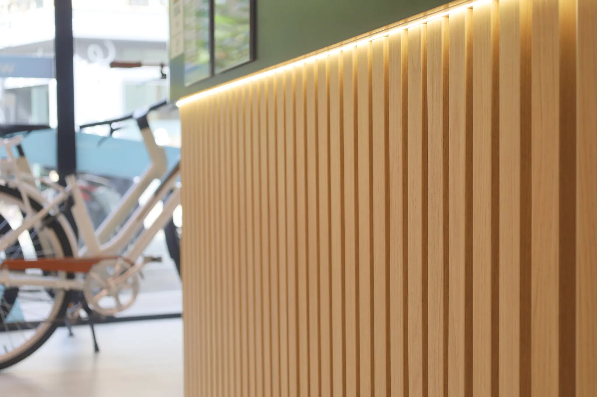 Banque d’accueil sur mesure dans une boutique de vélos haut de gamme