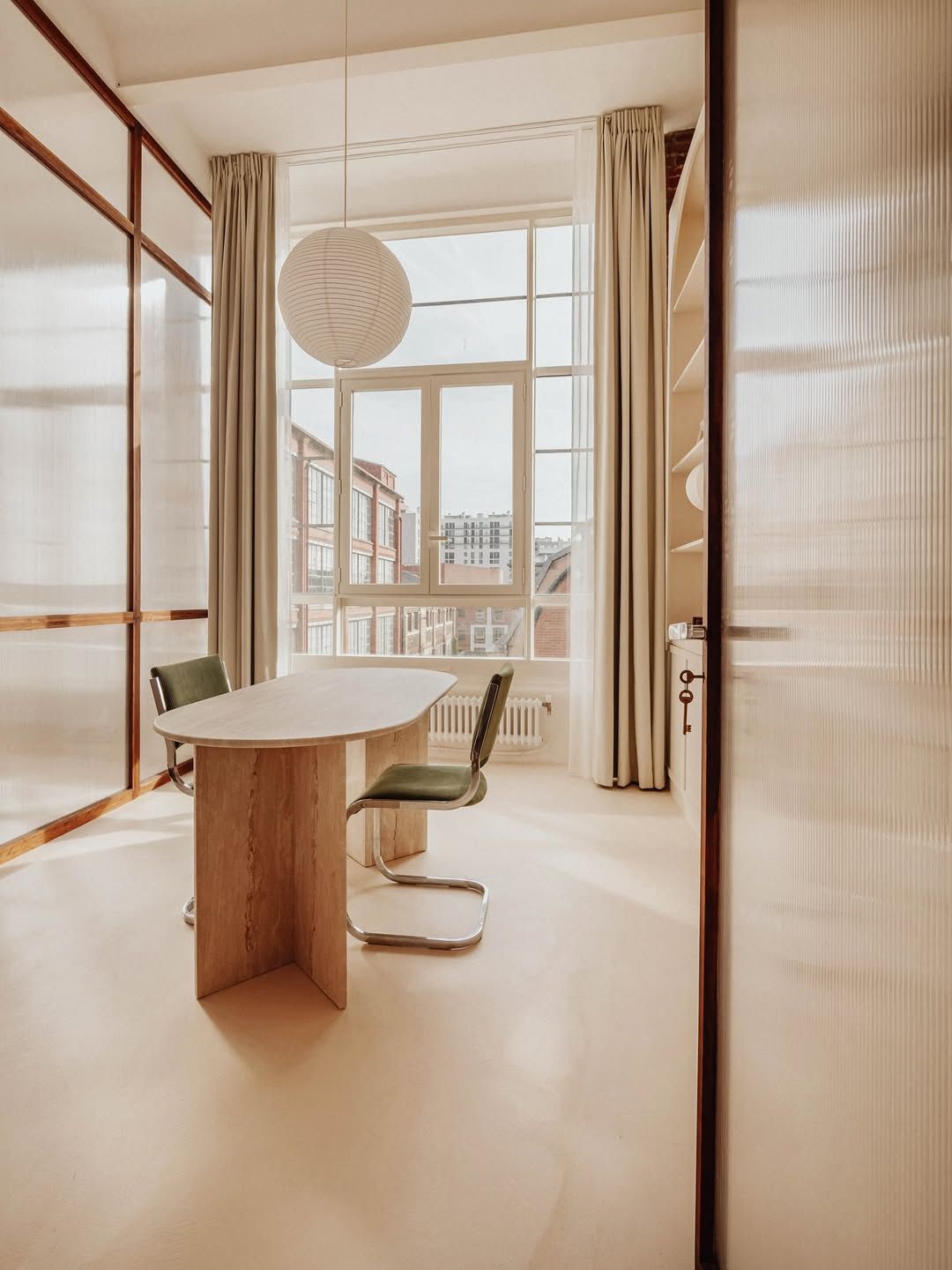 Salle avec béton ciré beige AdLucem