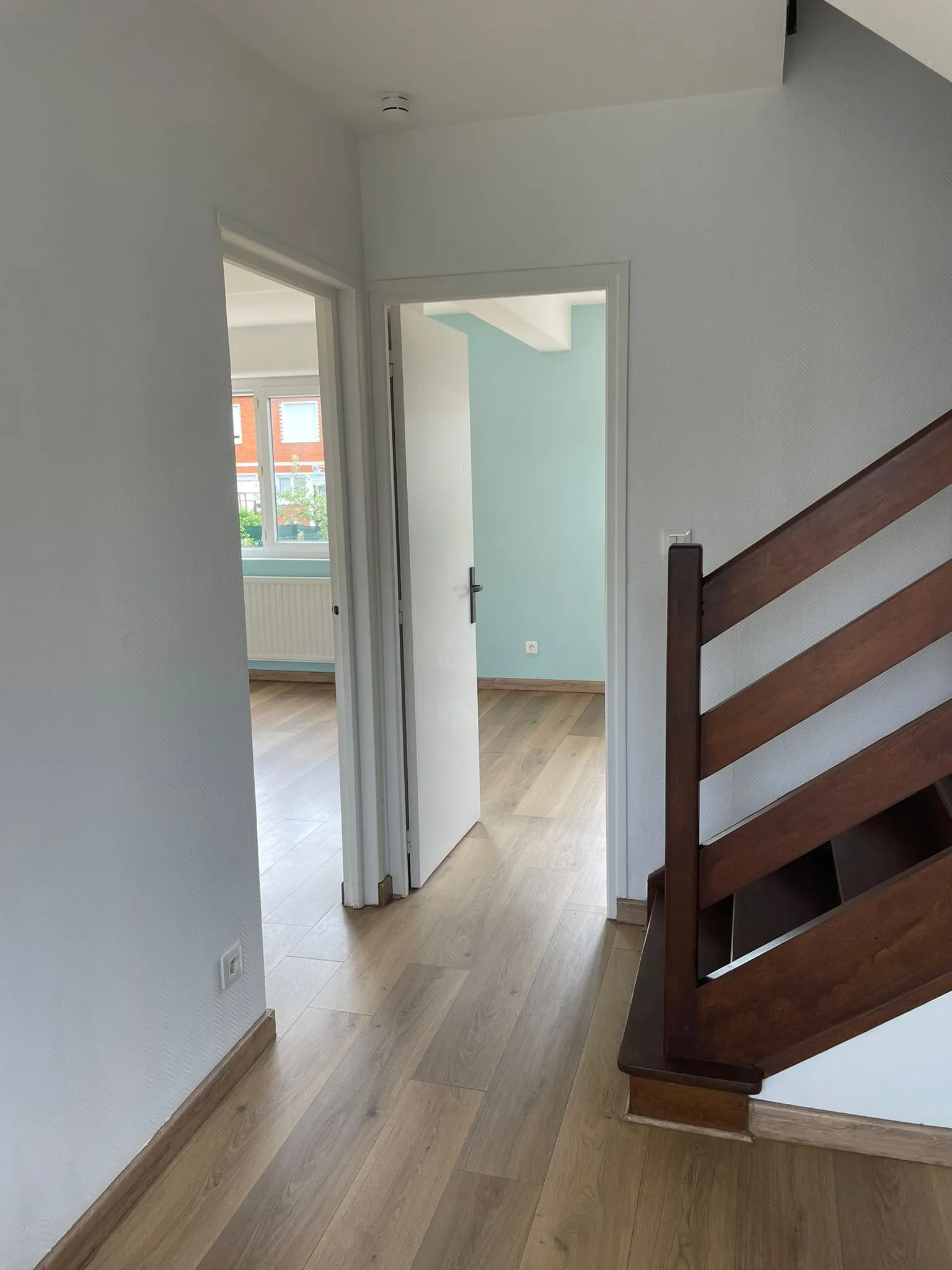 Pose de nouveaux revêtements de sol lors d’une rénovation intérieure à Arras