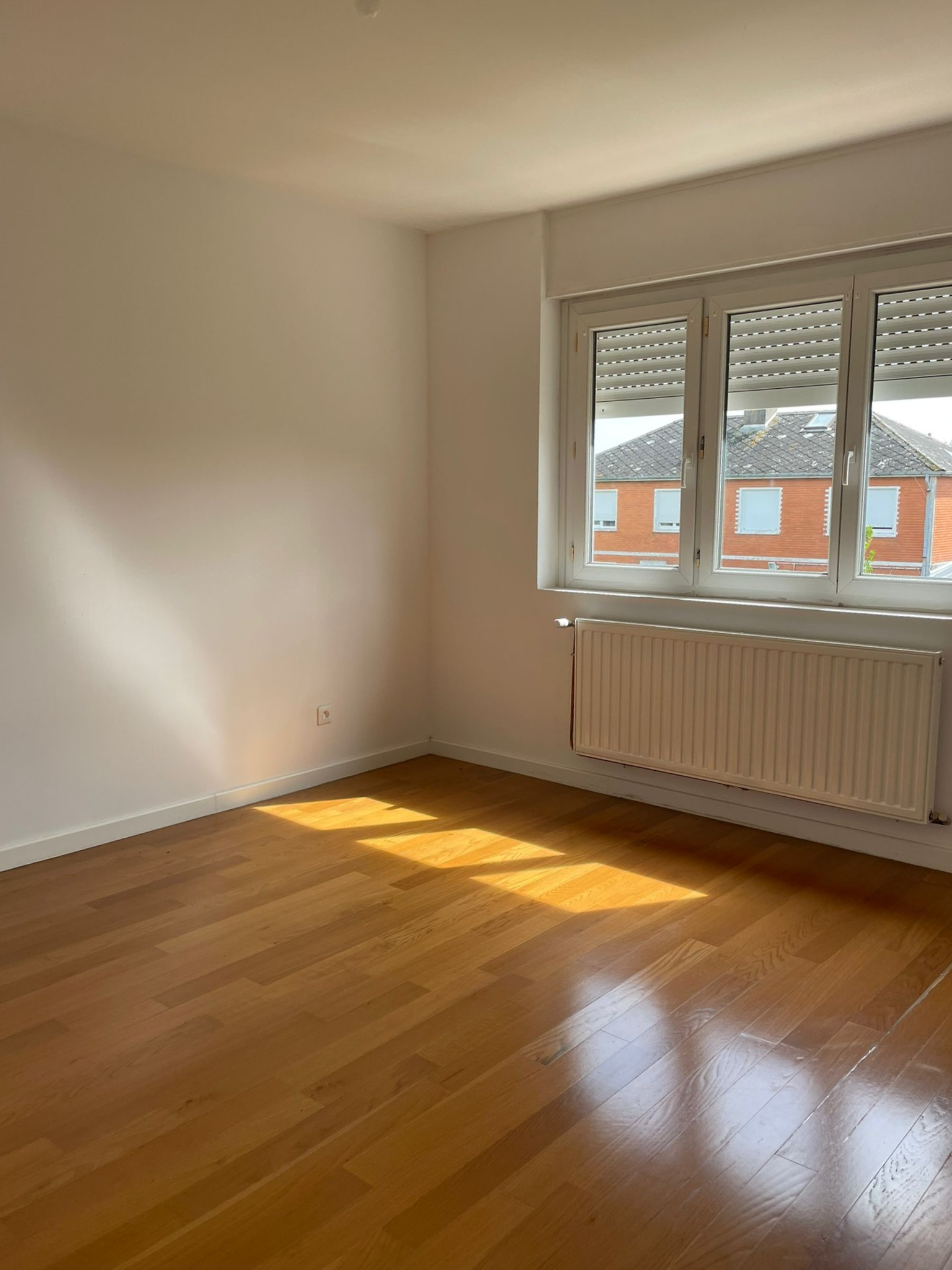 Rénovation intérieure d’une chambre avec isolation et finitions soignées à Arras