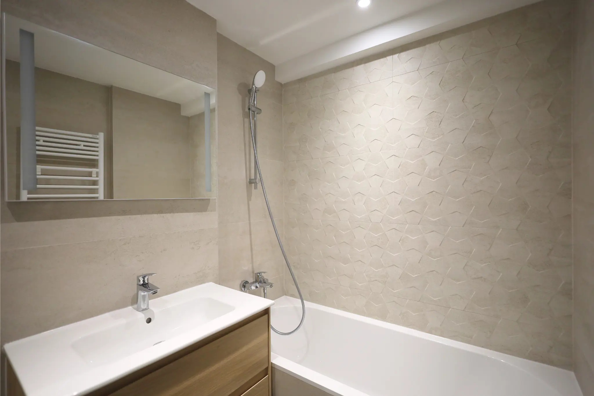 Rénovation d’une salle de bain de 10 m² avec pose de carrelage mural effet pierre.