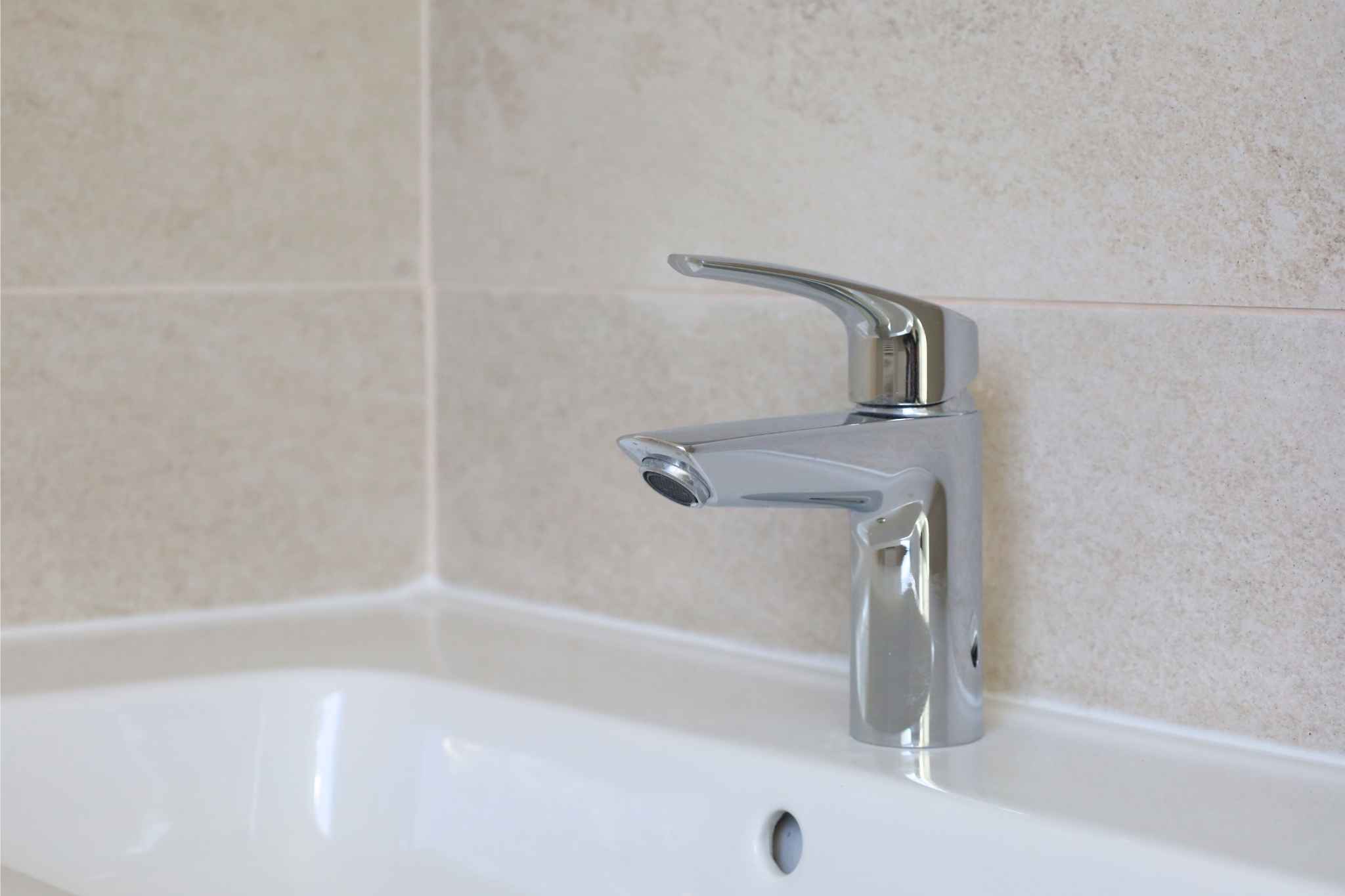 Refonte complète de deux salles de bain parisiennes avec douches à l’italienne.