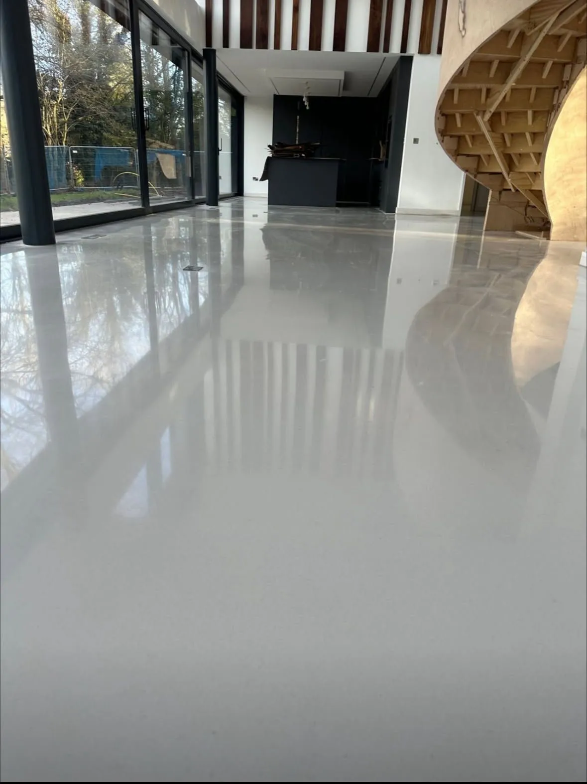 Pose du Sibextrem, béton ciré pour grande surface