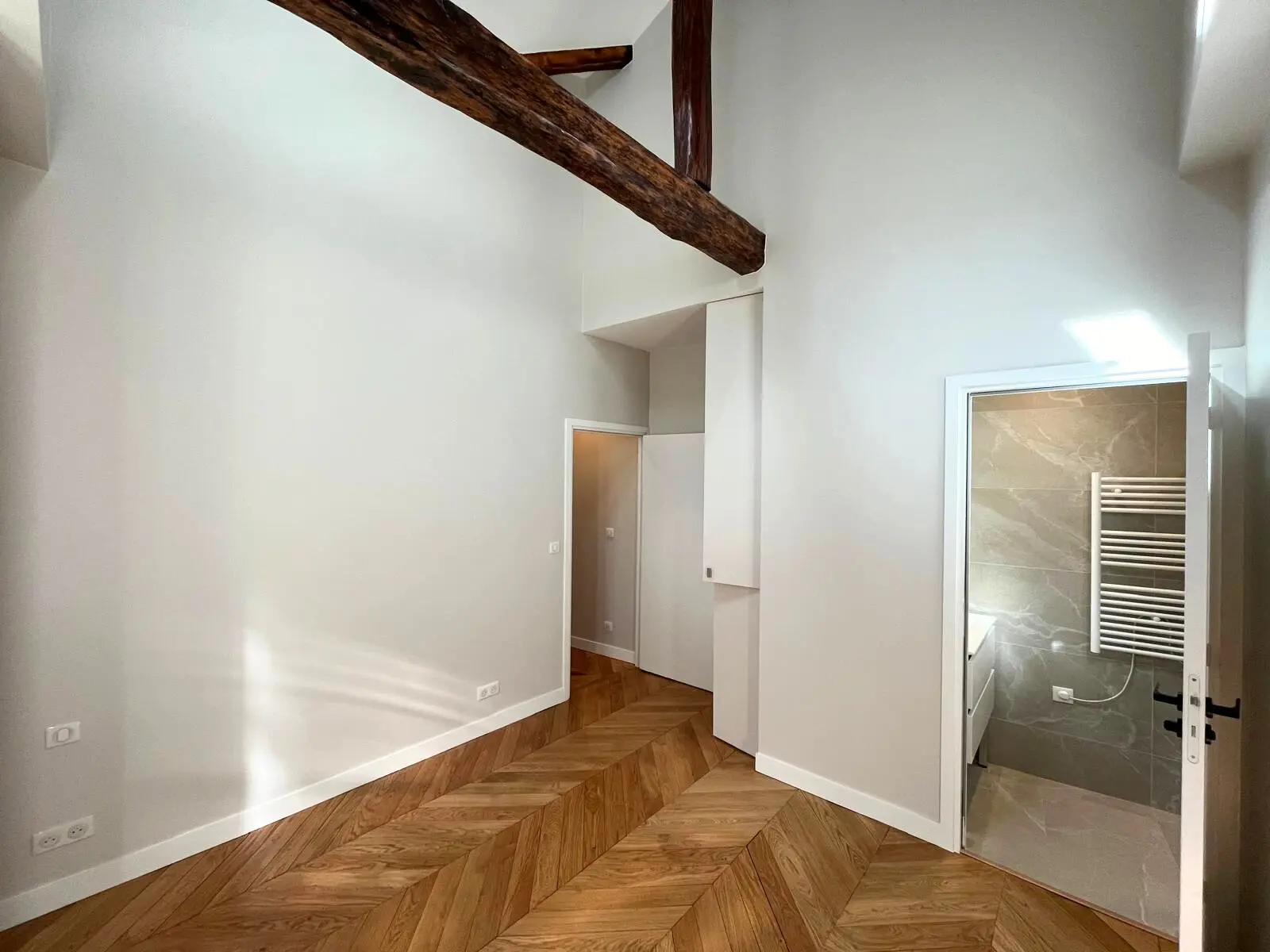 Modernisation des sols et peintures dans un appartement rénové à Paris