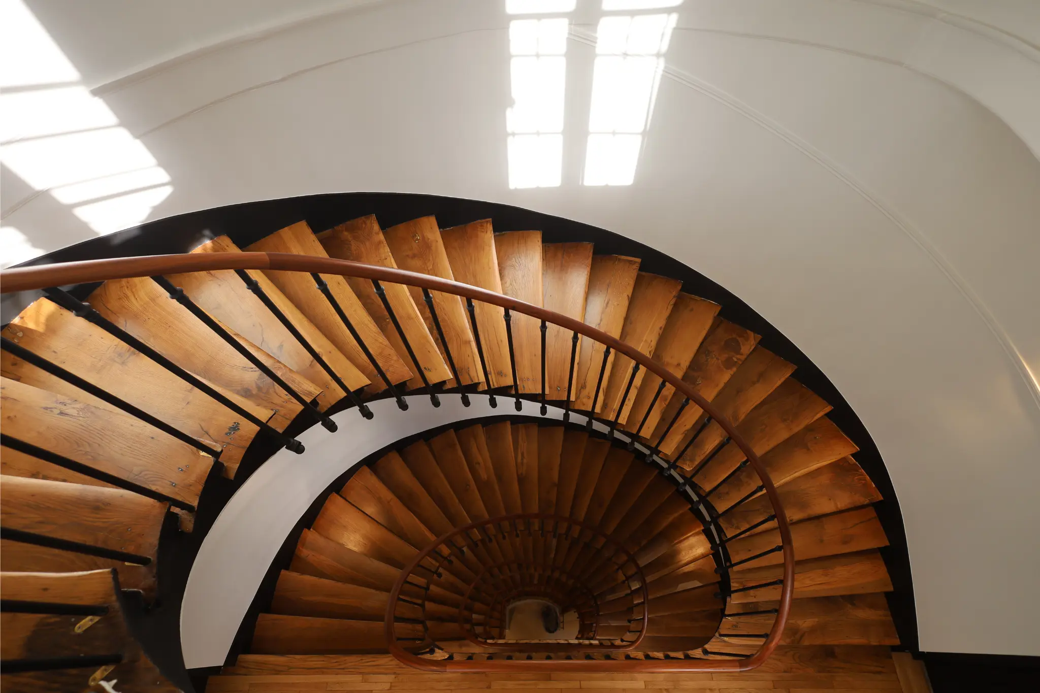 Travaux de peinture réalisée dans une cage d'escalier à Paris, dans un immeuble haussmannien.