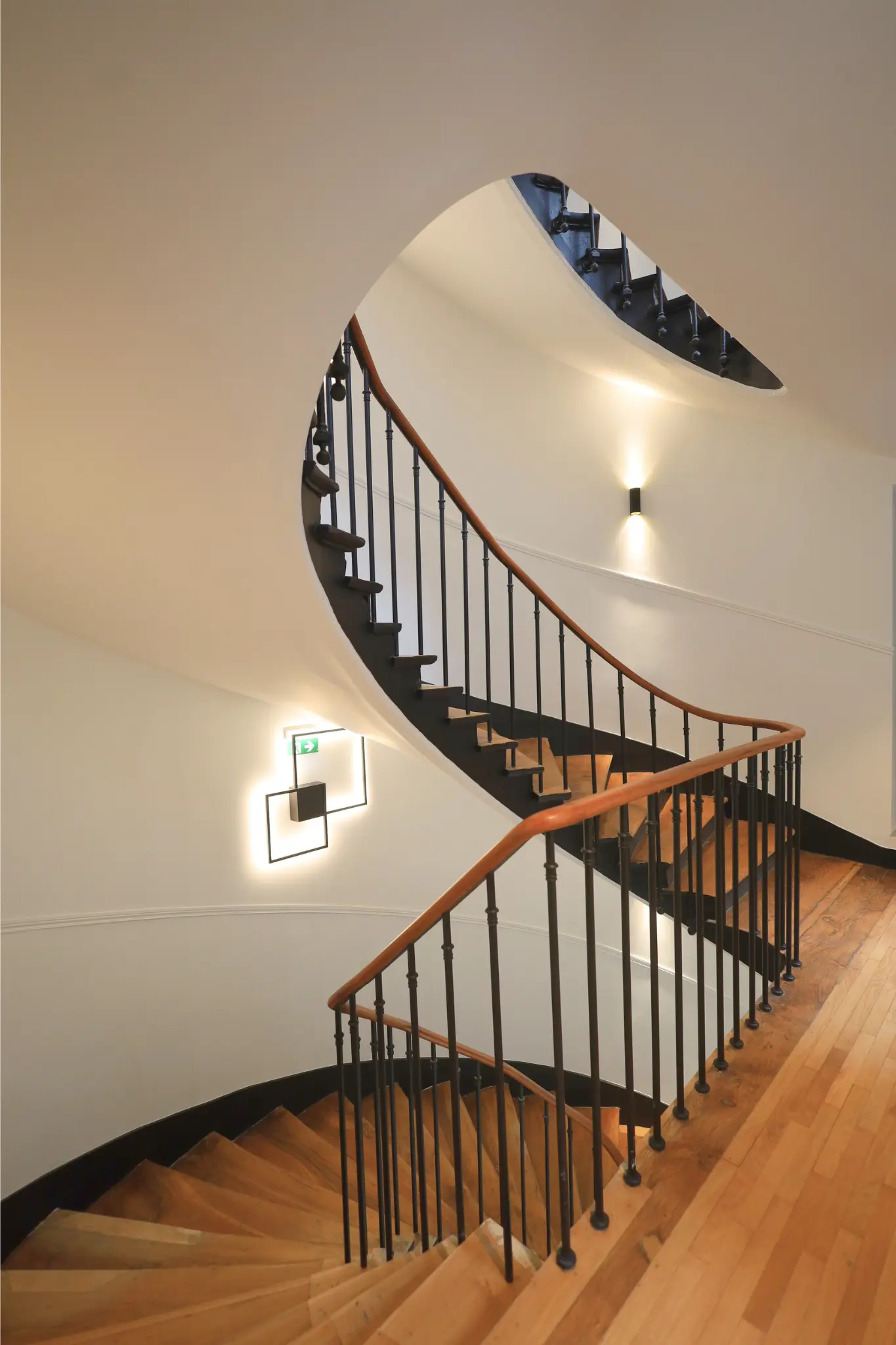 Restauration complète d’un escalier ancien en bois dans une copropriété parisienne