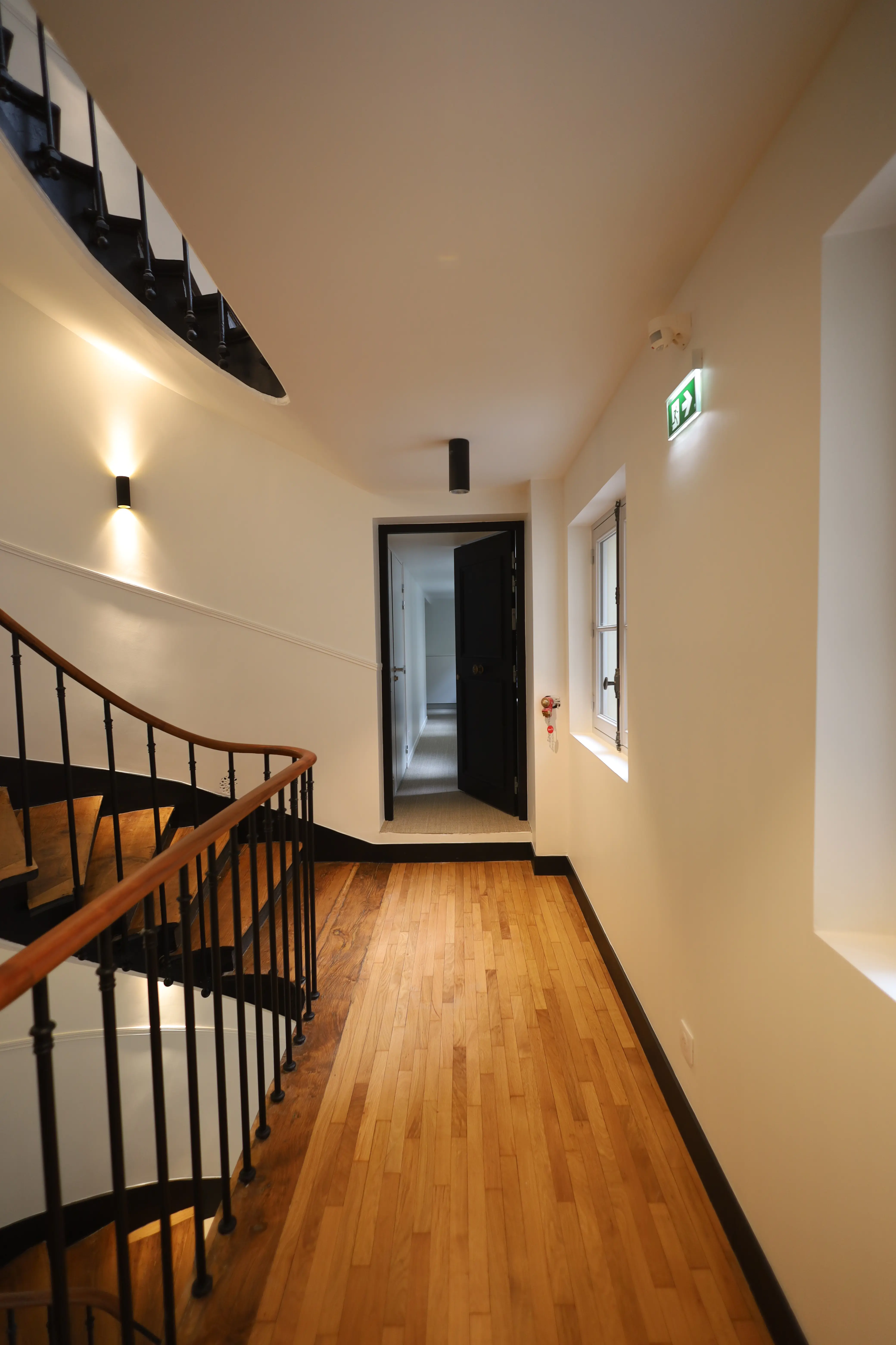 Peinture des portes palières d’un immeuble haussmannien rénové