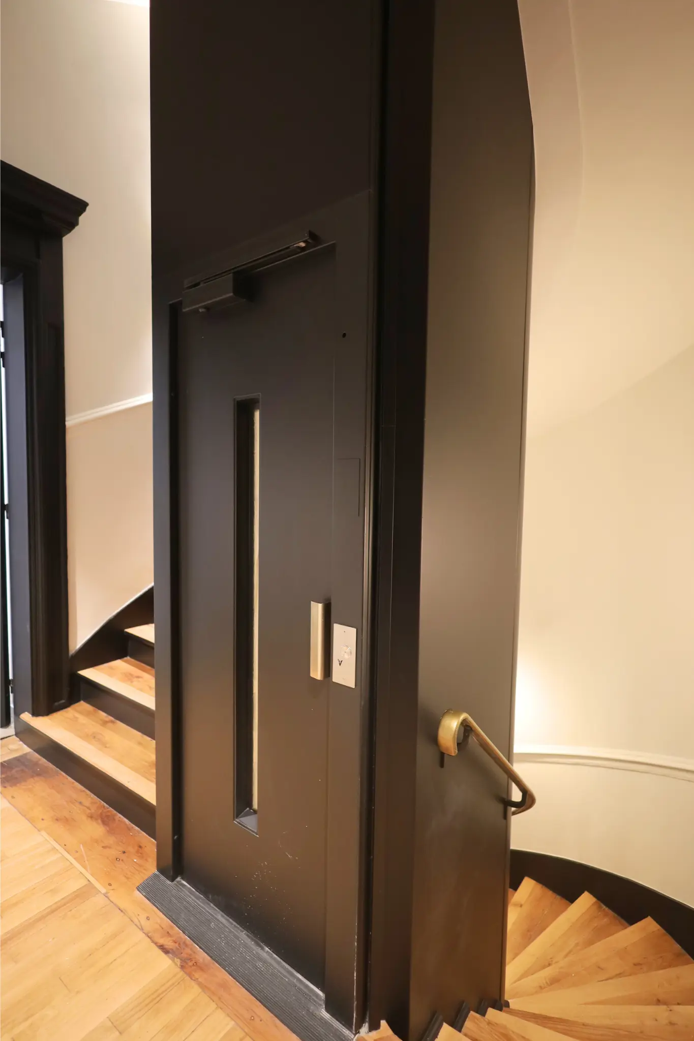 Travaux de peinture dans la cage d’escalier d’un immeuble ancien à Paris 15