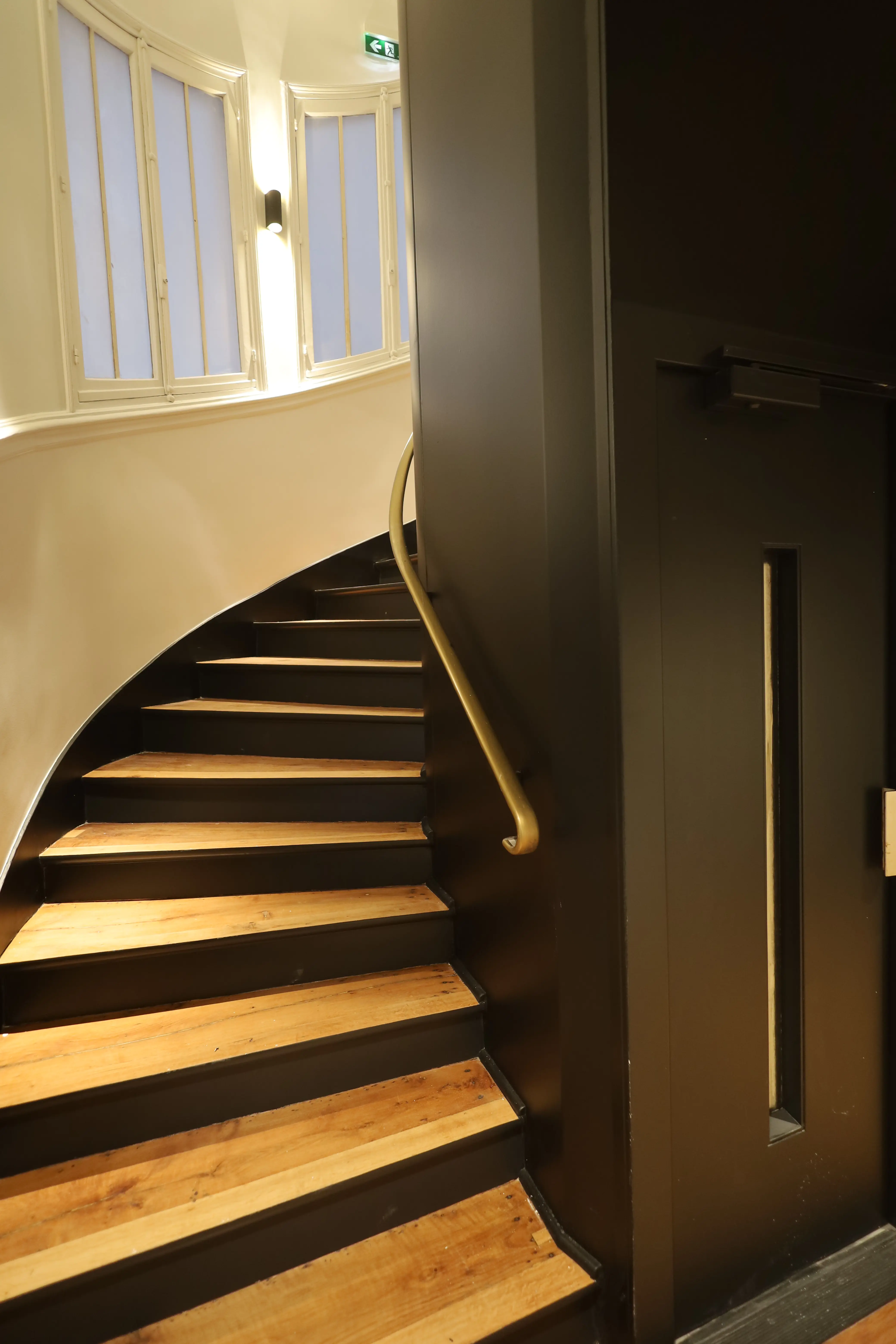 Vue d’ensemble de la cage d’escalier modernisée avec contraste noir et blanc